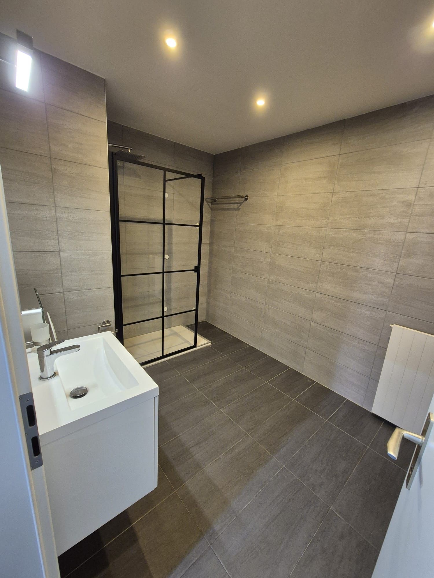 Modernes Badezimmer mit bodengleicher Dusche