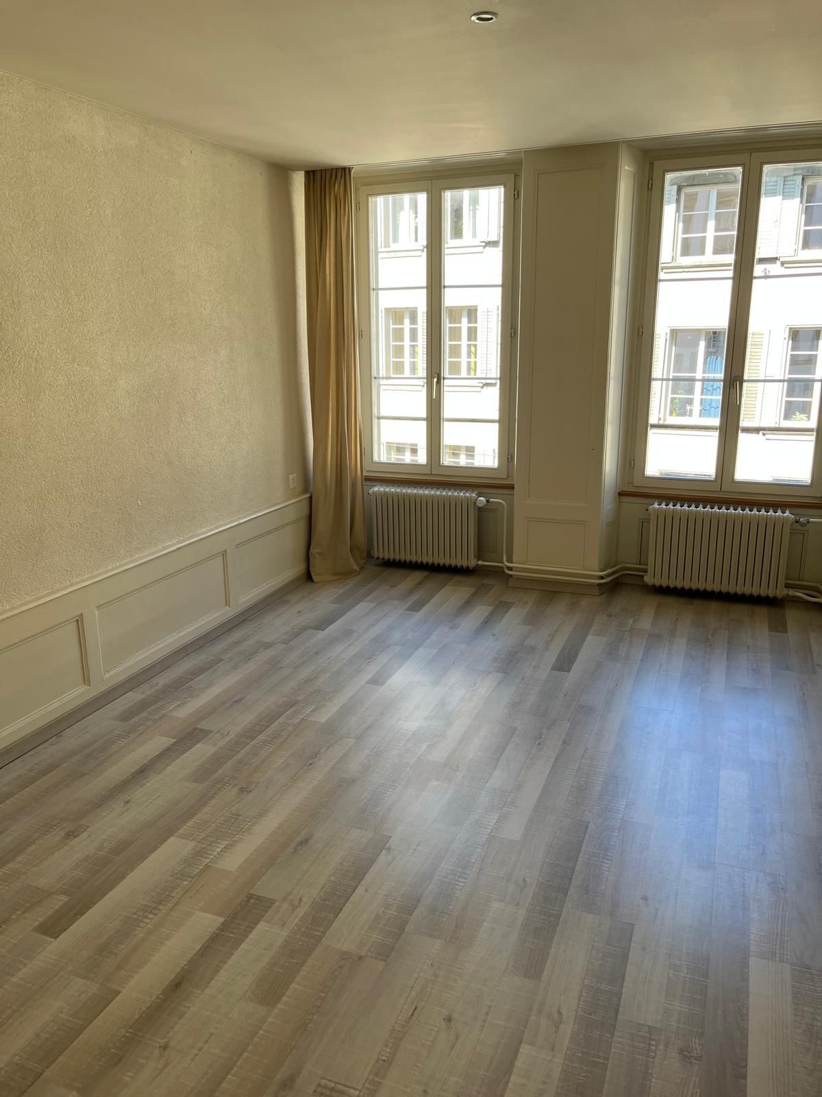 Leerer heller Wohnraum mit großen Fenstern