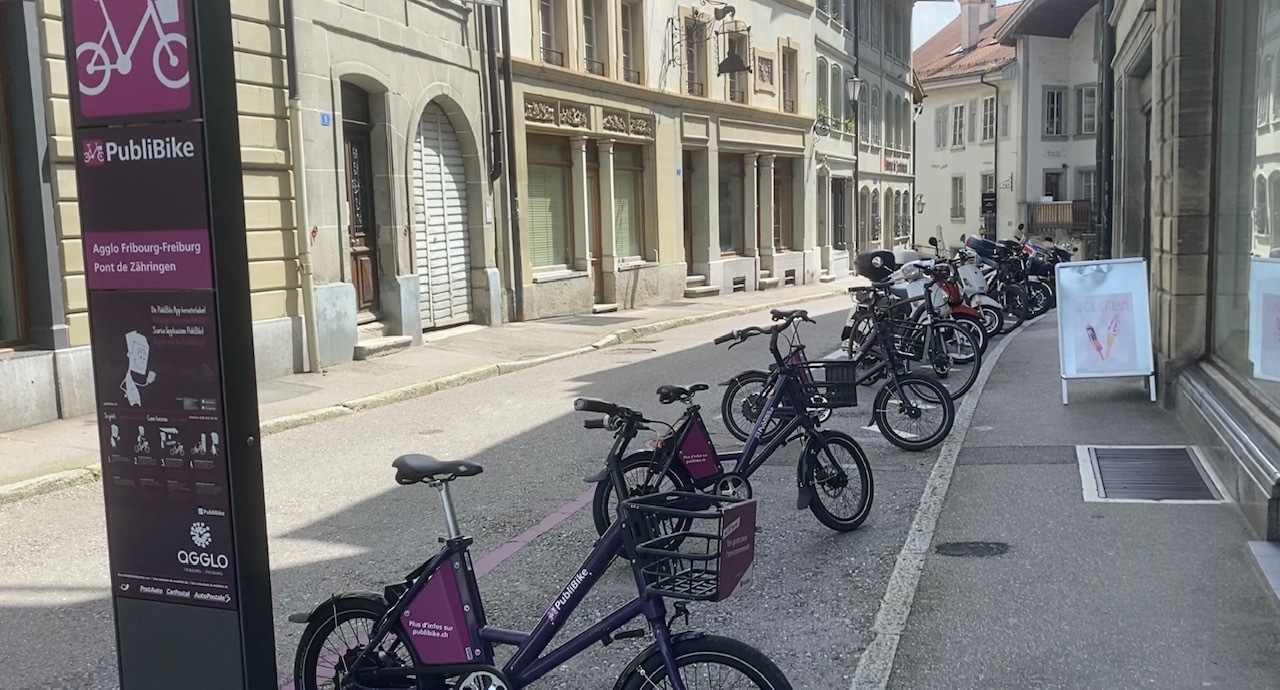 Straßenszene mit öffentlichen Leihfahrrädern