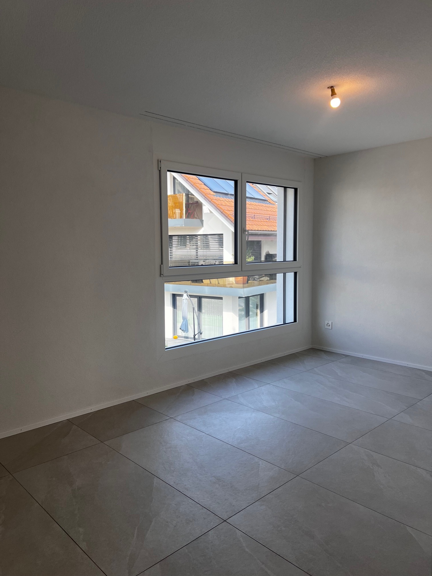 Heller leerer Raum mit großem Fenster