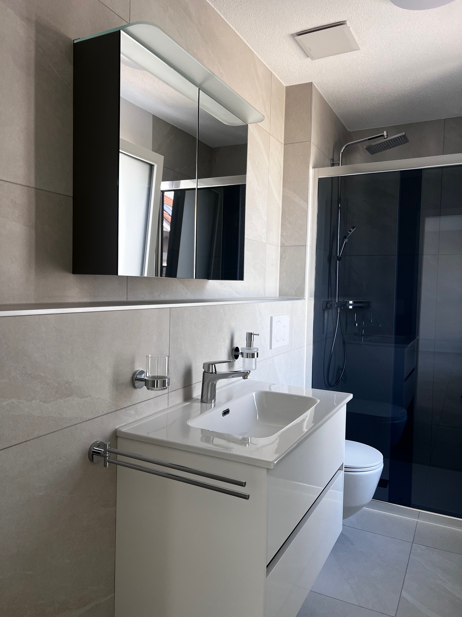 Modernes Badezimmer mit Waschbecken und Dusche