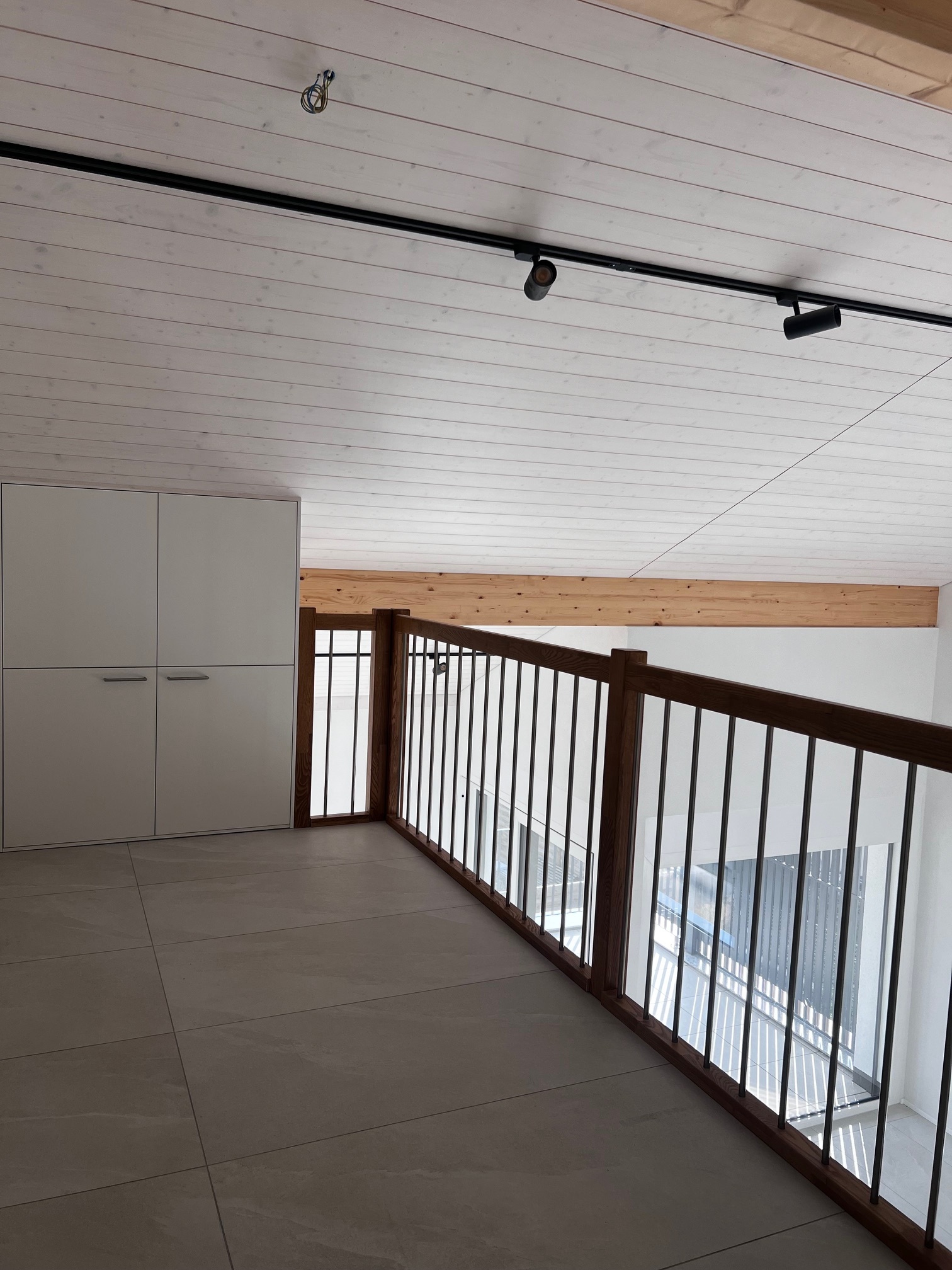 Galerie mit Balkon und Stauraum