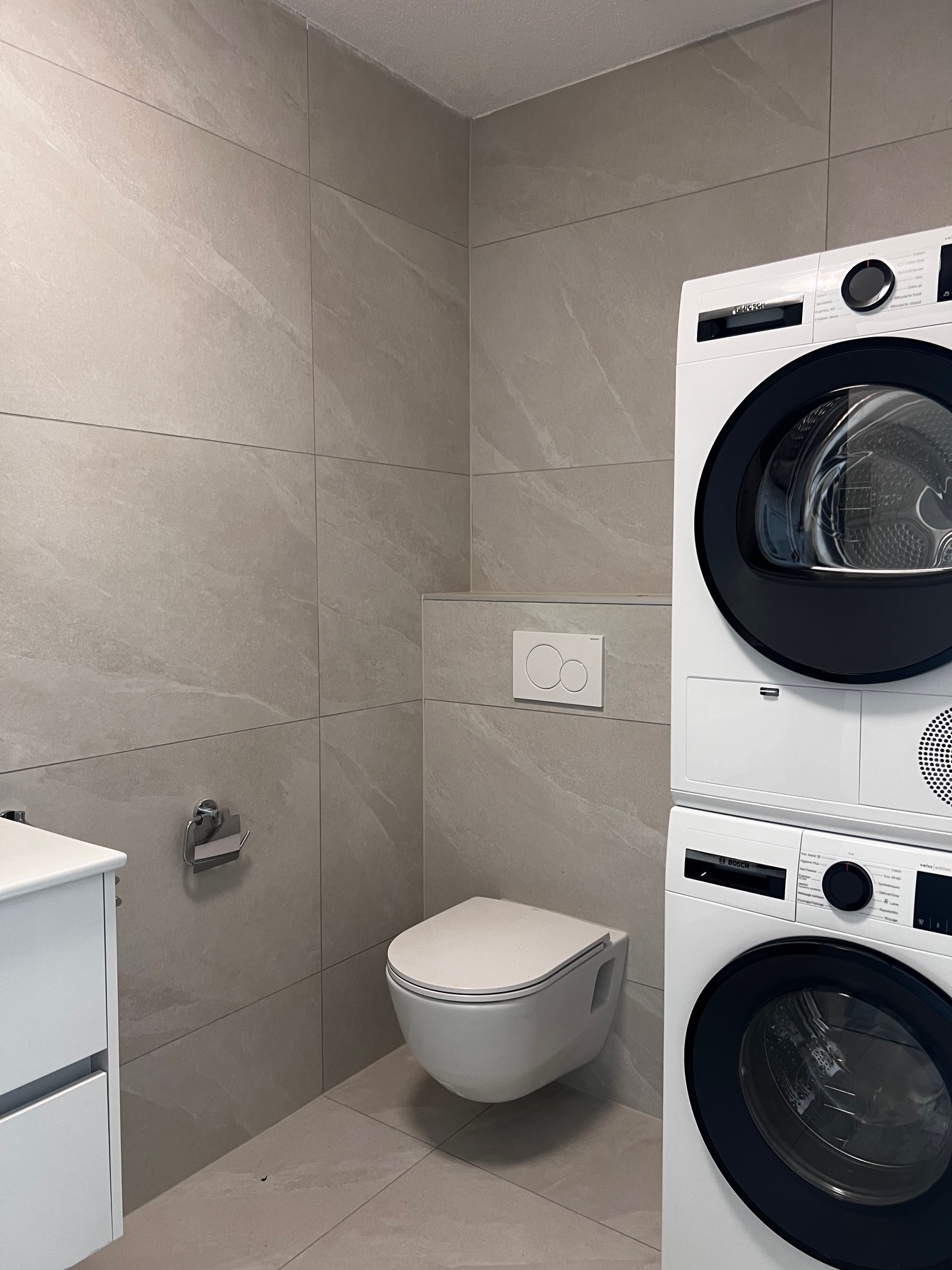 Modernes WC mit Hauswirtschaftsbereich