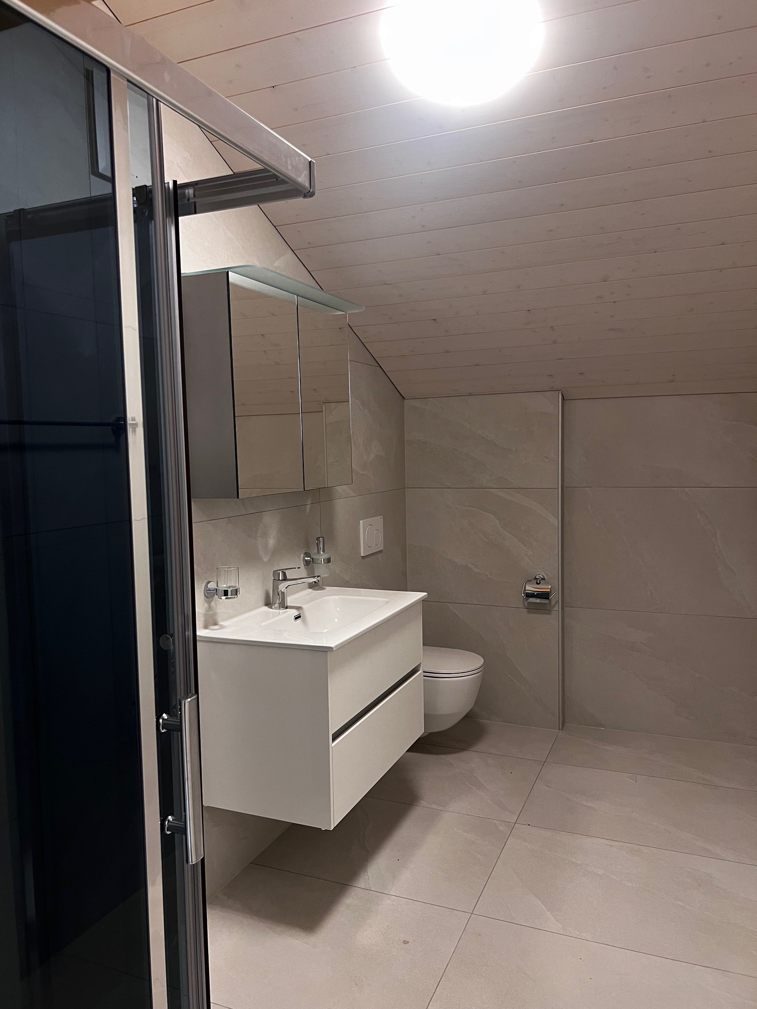 Modernes Badezimmer mit Dachschräge