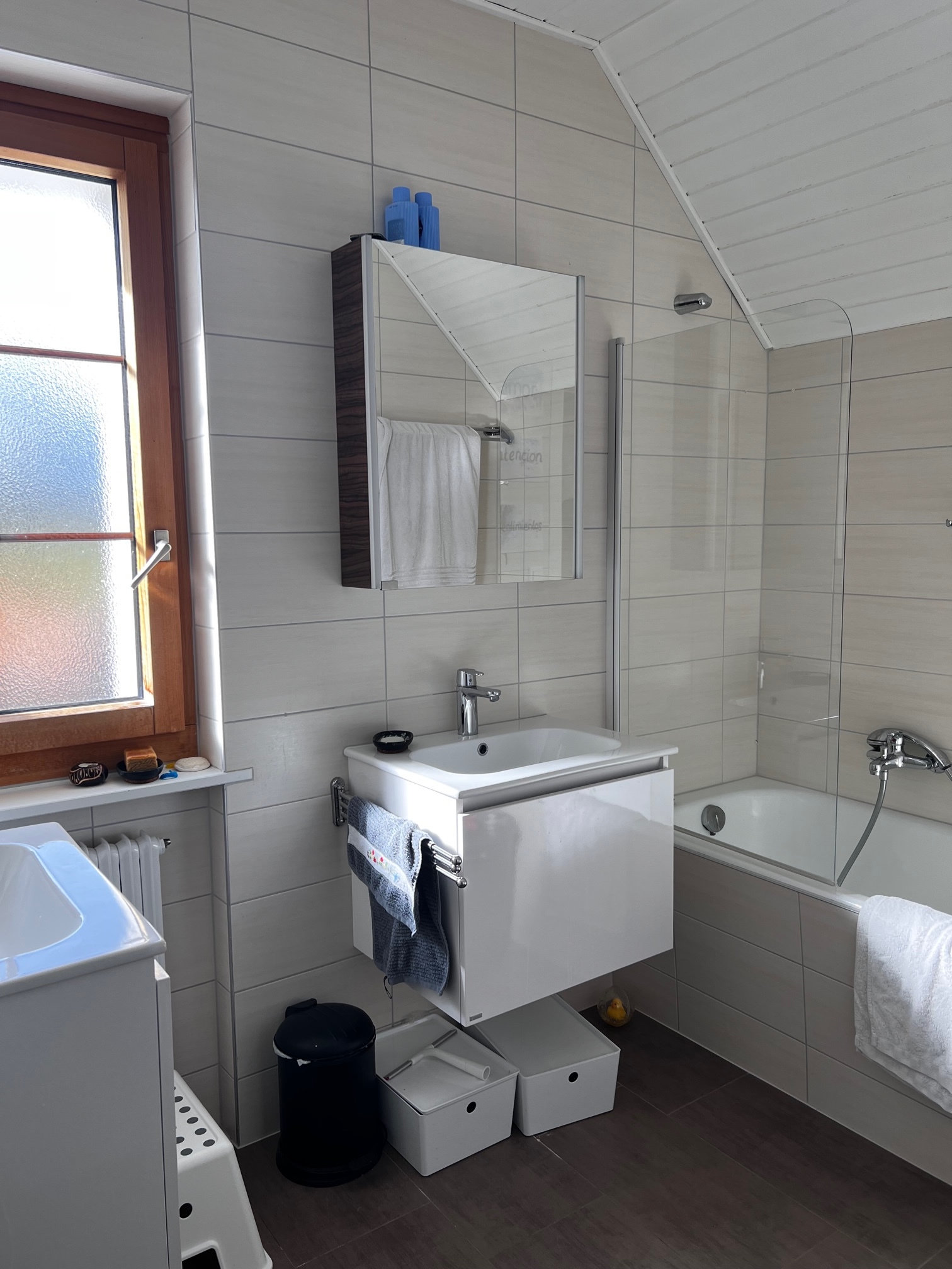 Modernes Badezimmer mit Badewanne und Dachschräge