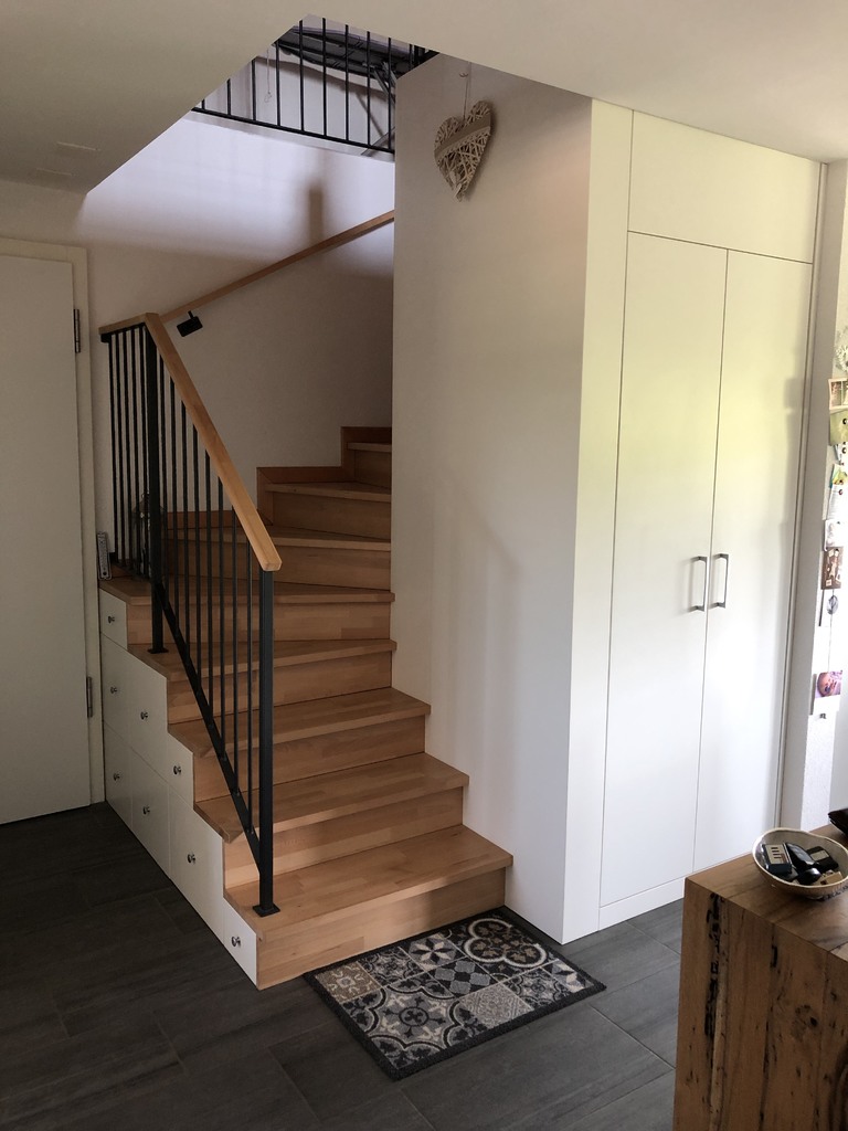 Flur mit Treppe und Einbauschrank