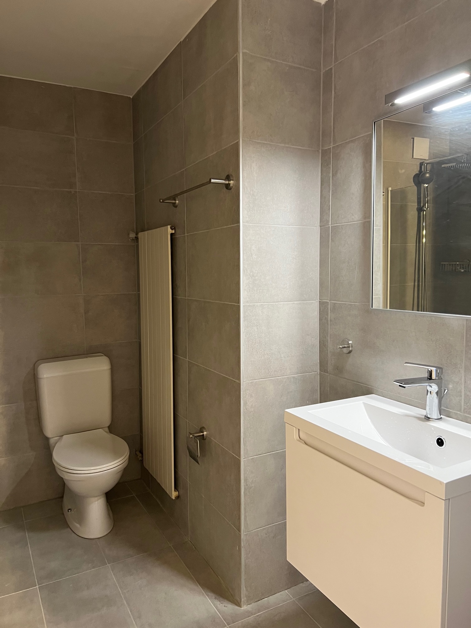 Modernes Bad mit WC und Waschtisch