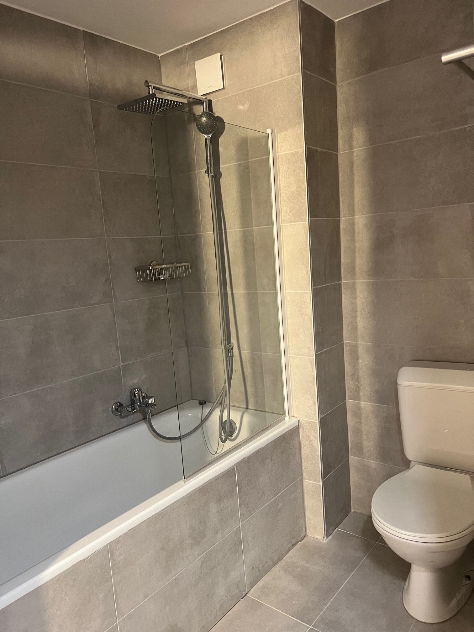 Modernes Bad mit Badewanne und WC