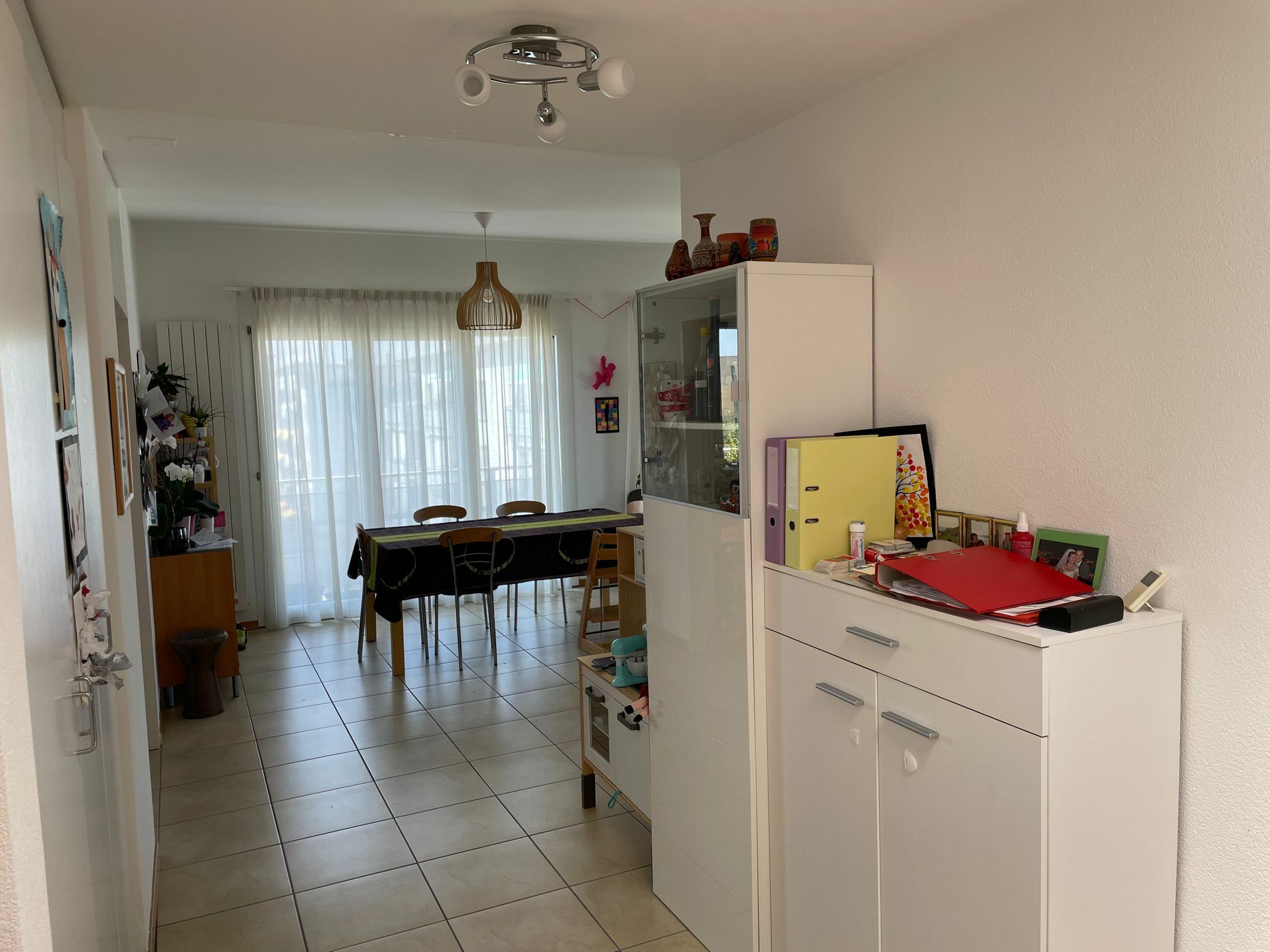 Heller Essbereich mit Blick ins Wohnzimmer