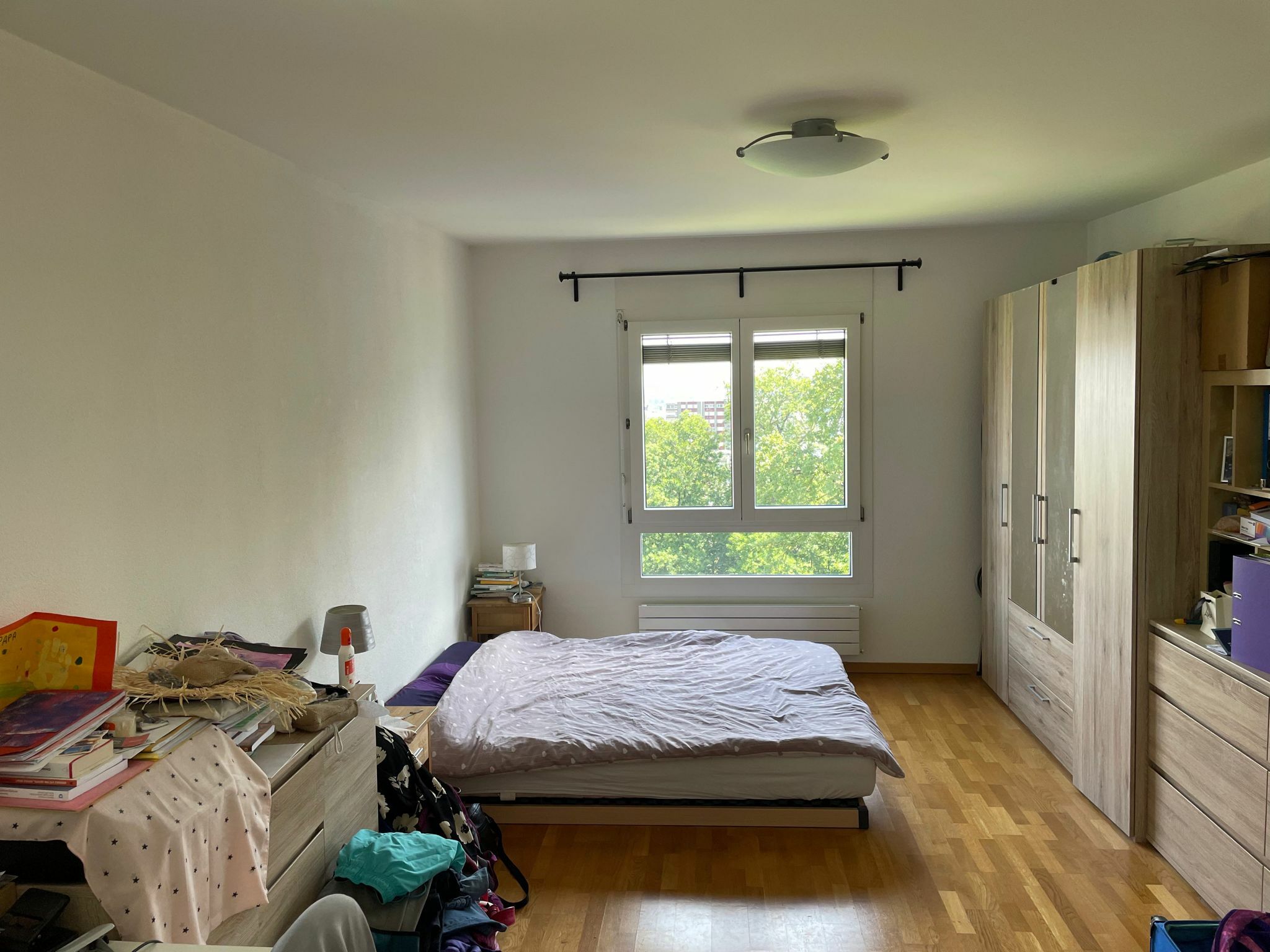 Schlafzimmer mit Fenster und Kleiderschrank