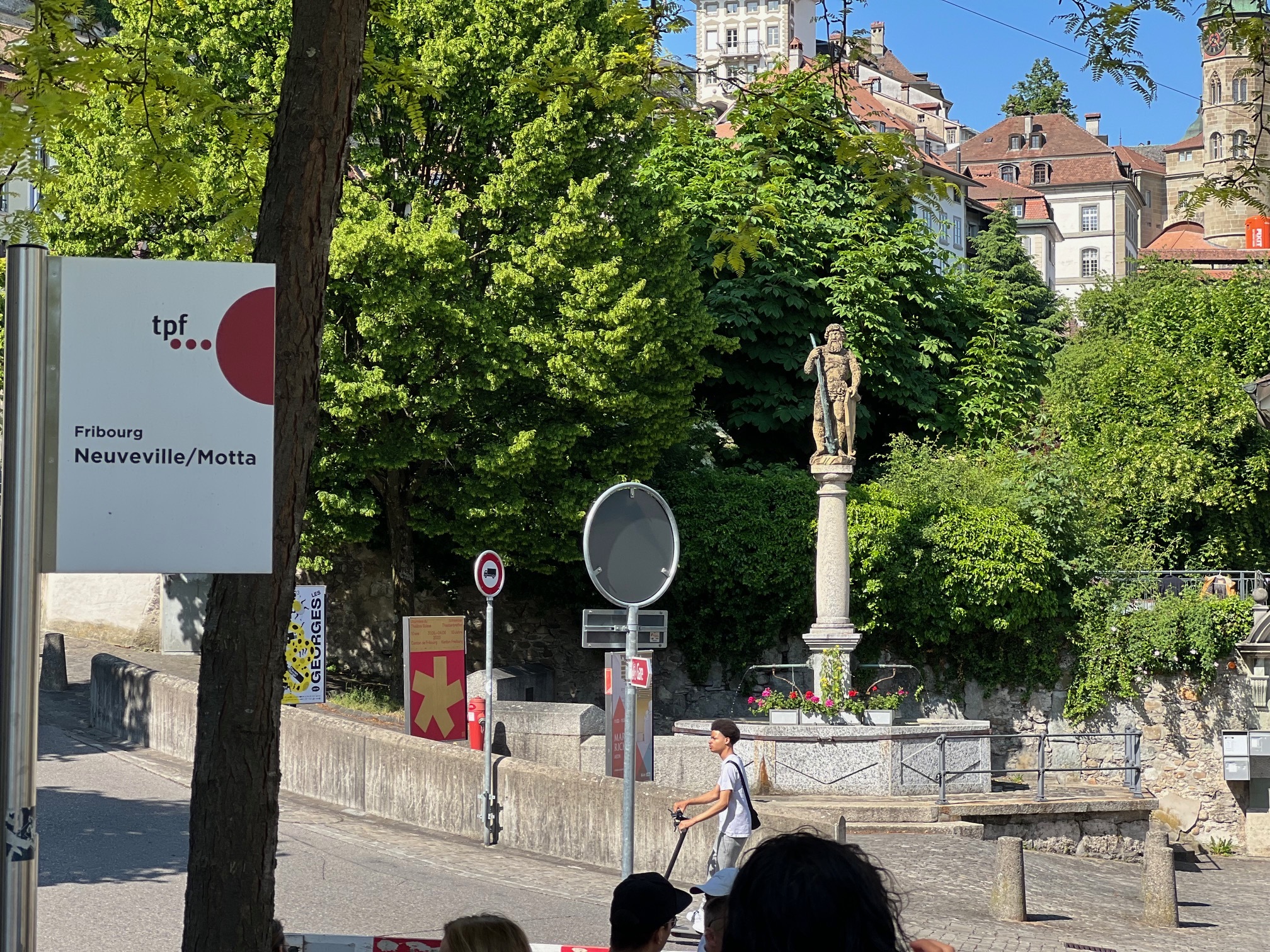 Städtischer Platz mit Brunnen und historischer Bebauung