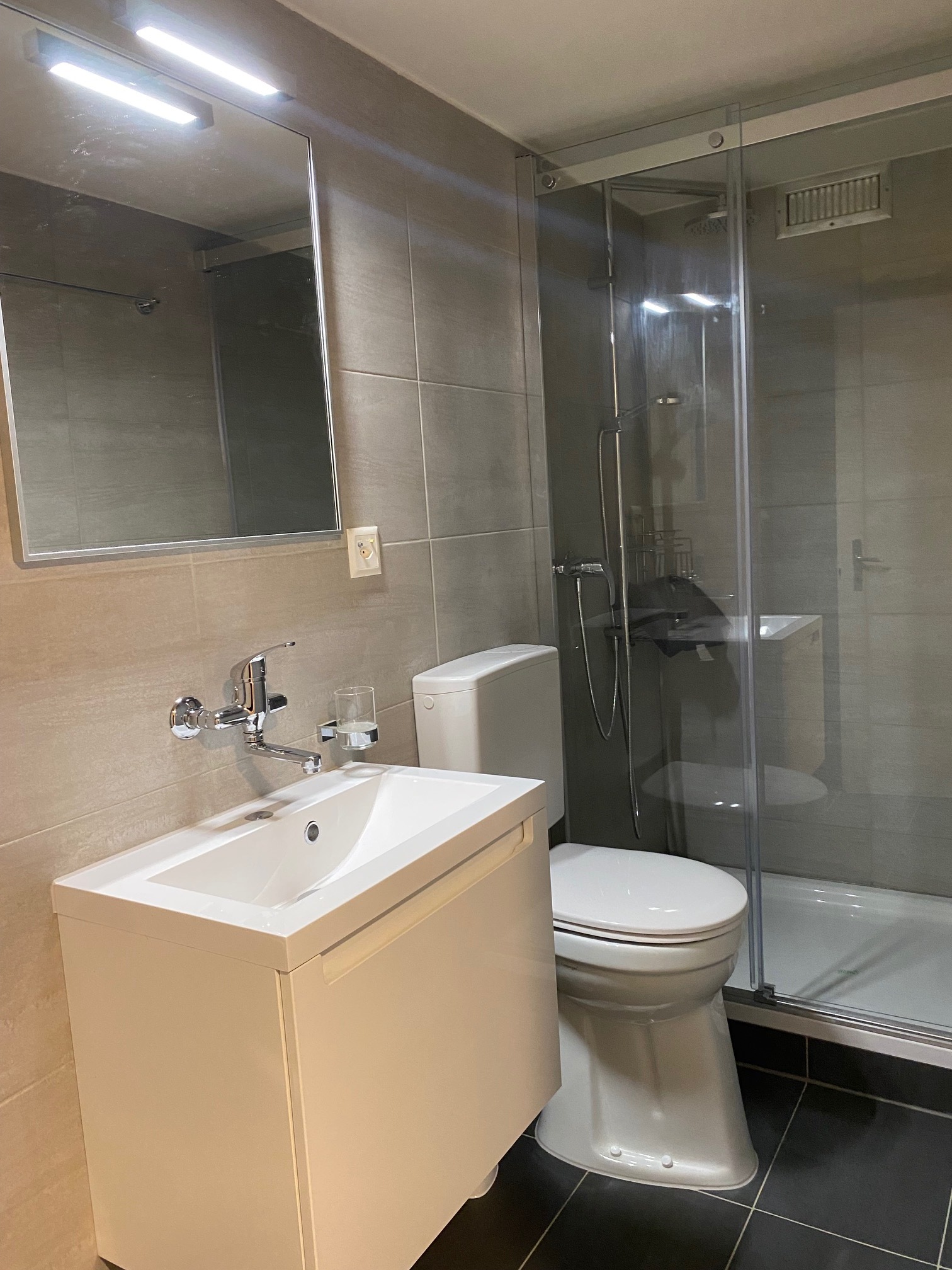 Modernes Badezimmer mit Dusche und WC