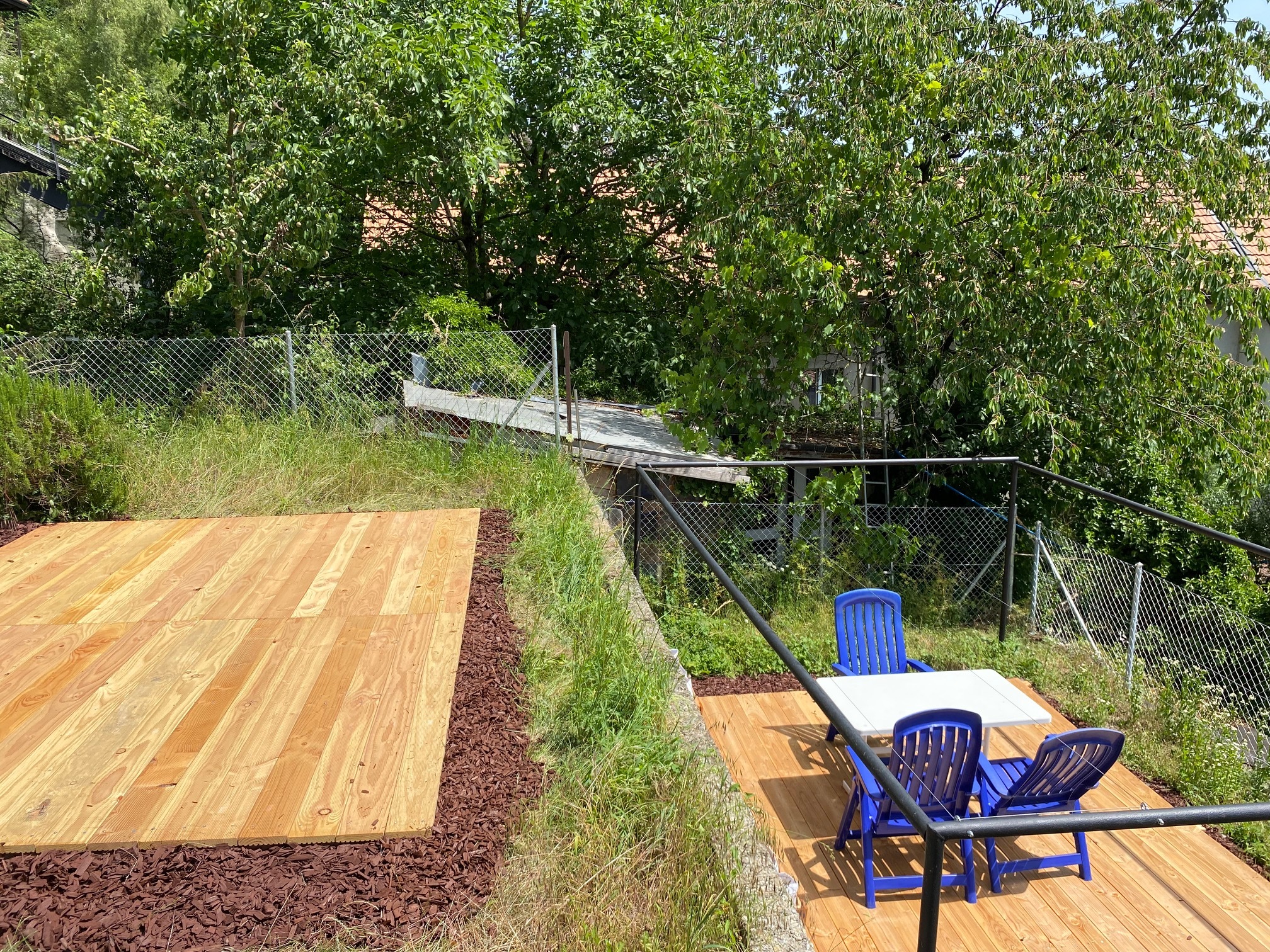 Hangbereich im Garten mit Holzdecks