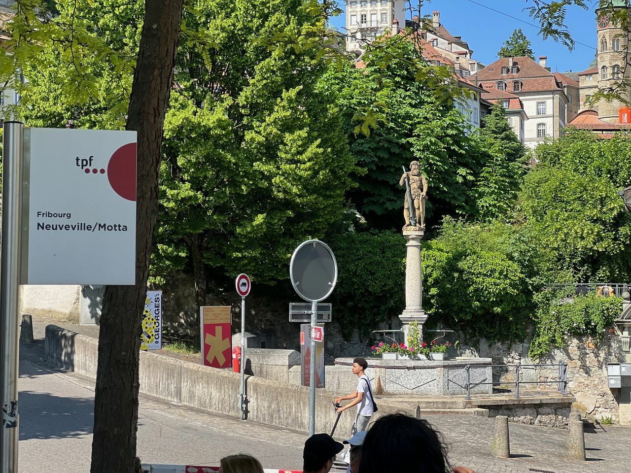 Städtische Grünanlage mit Denkmal
