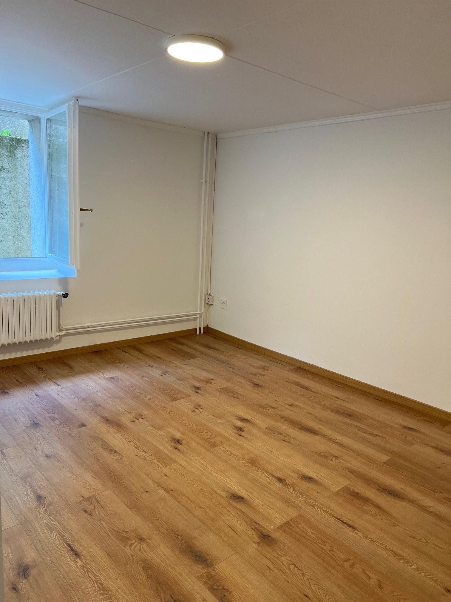 Leerer heller Raum mit Holzfußboden