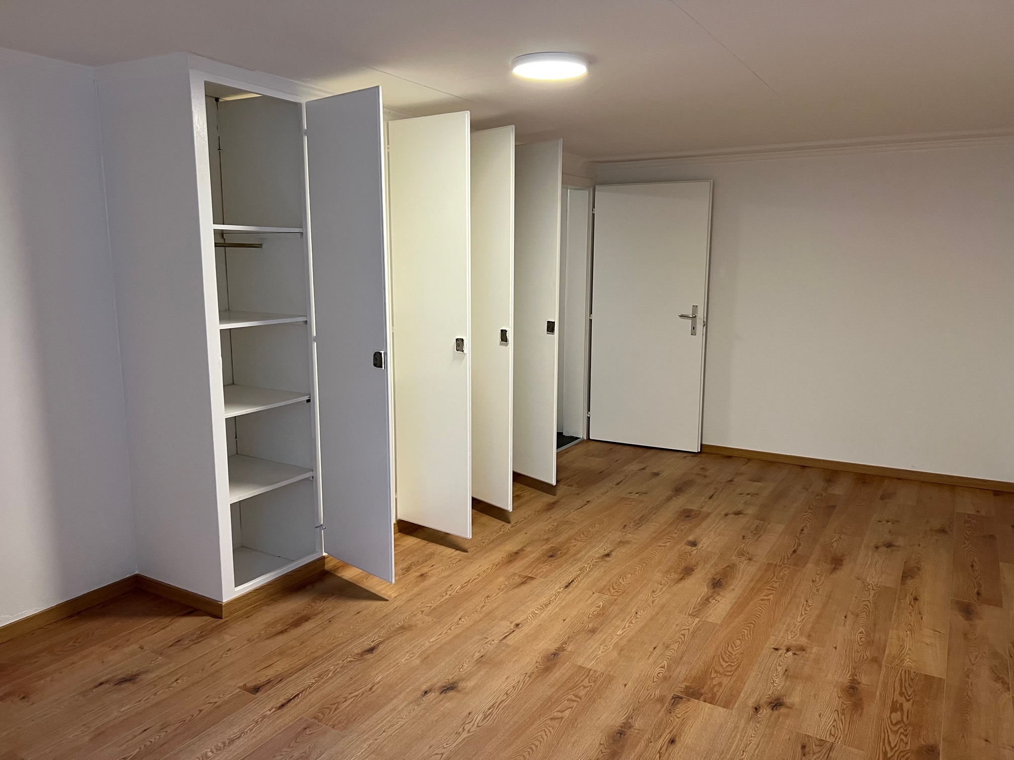 Helles Zimmer mit Einbauschränken