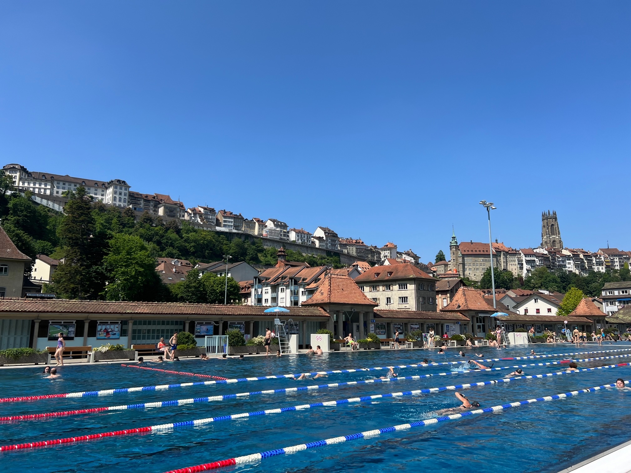 Öffentliches Freibad mit Stadtpanorama