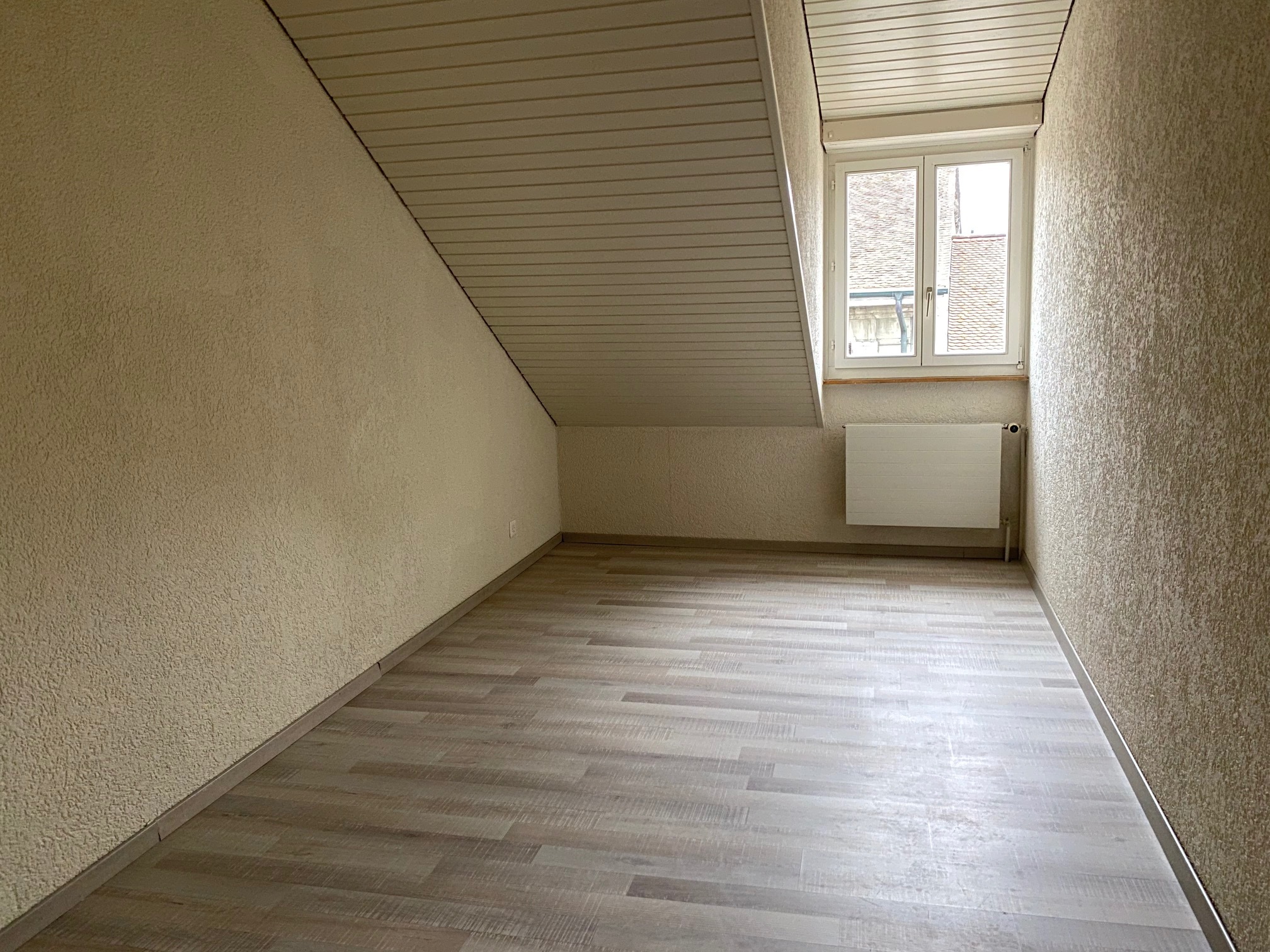 Leerer Dachraum mit Fenster