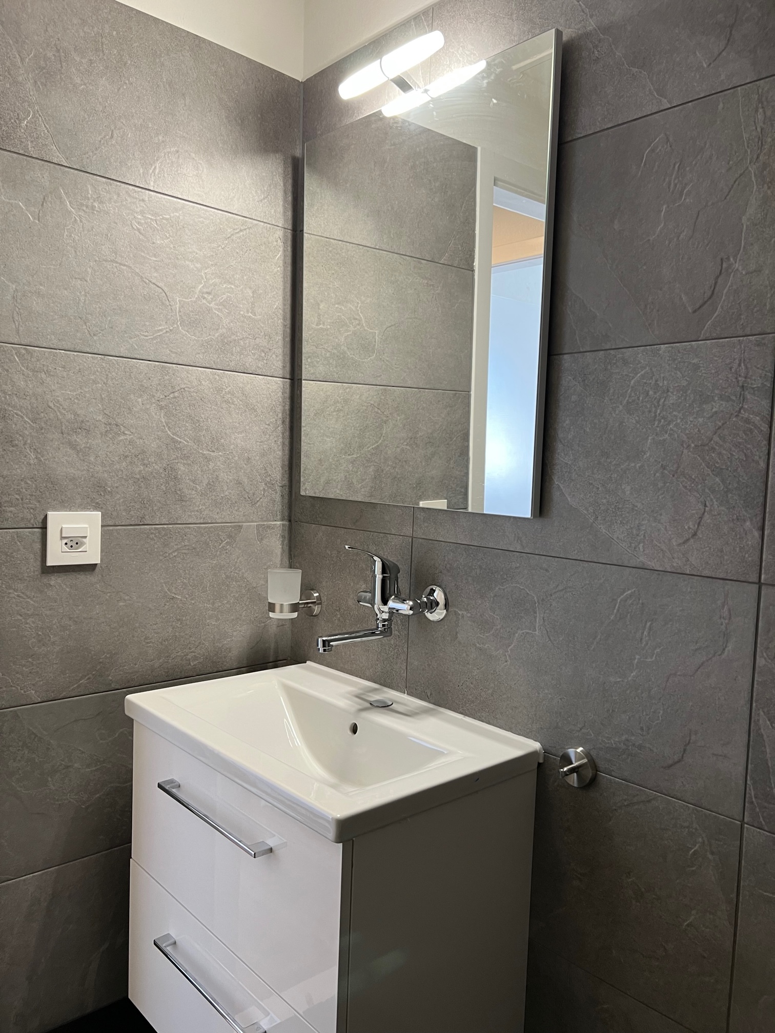 Modernes Gäste-WC mit Waschtisch und Spiegel