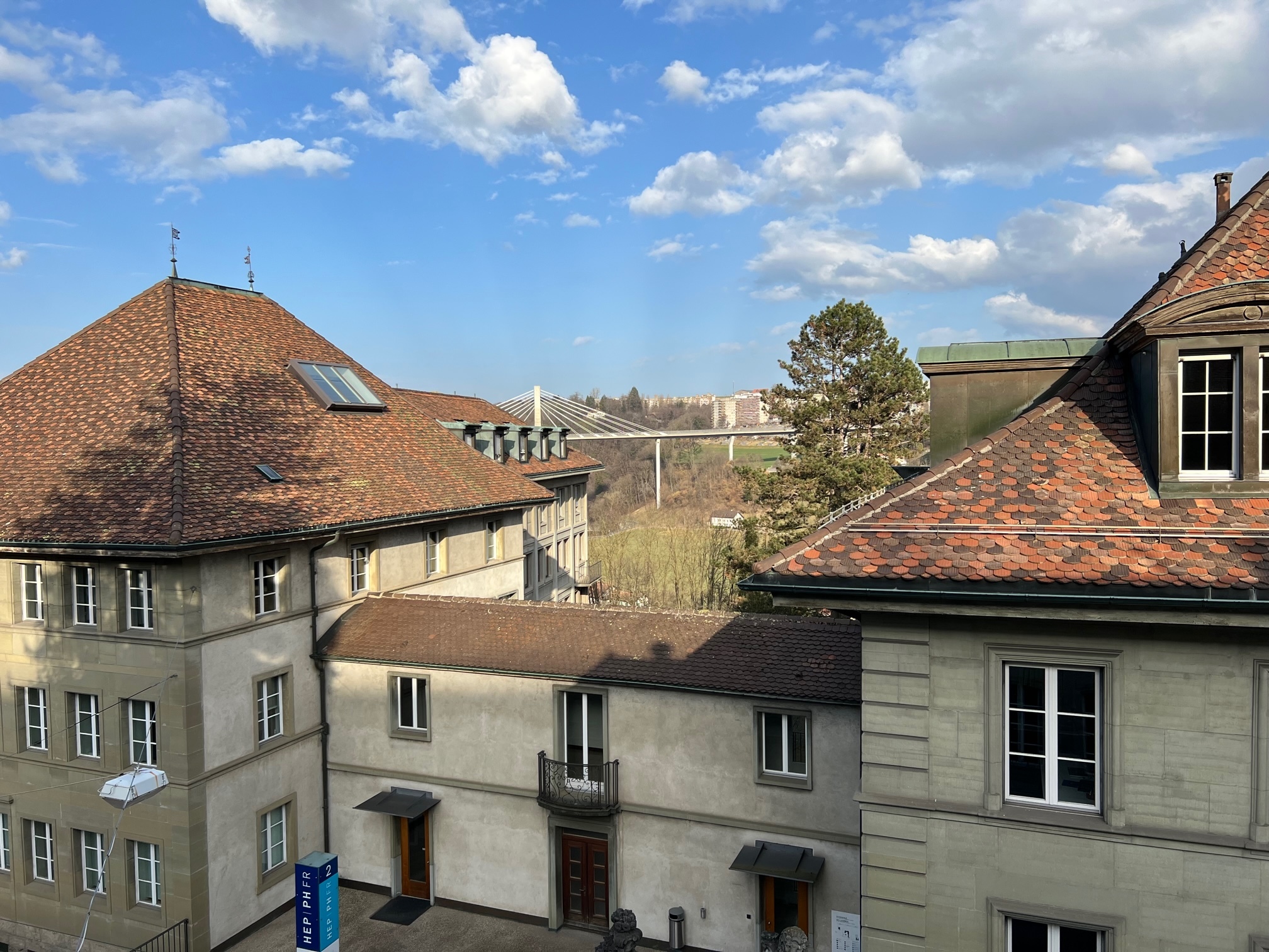 Historische Gebäude mit Blick auf eine Brücke