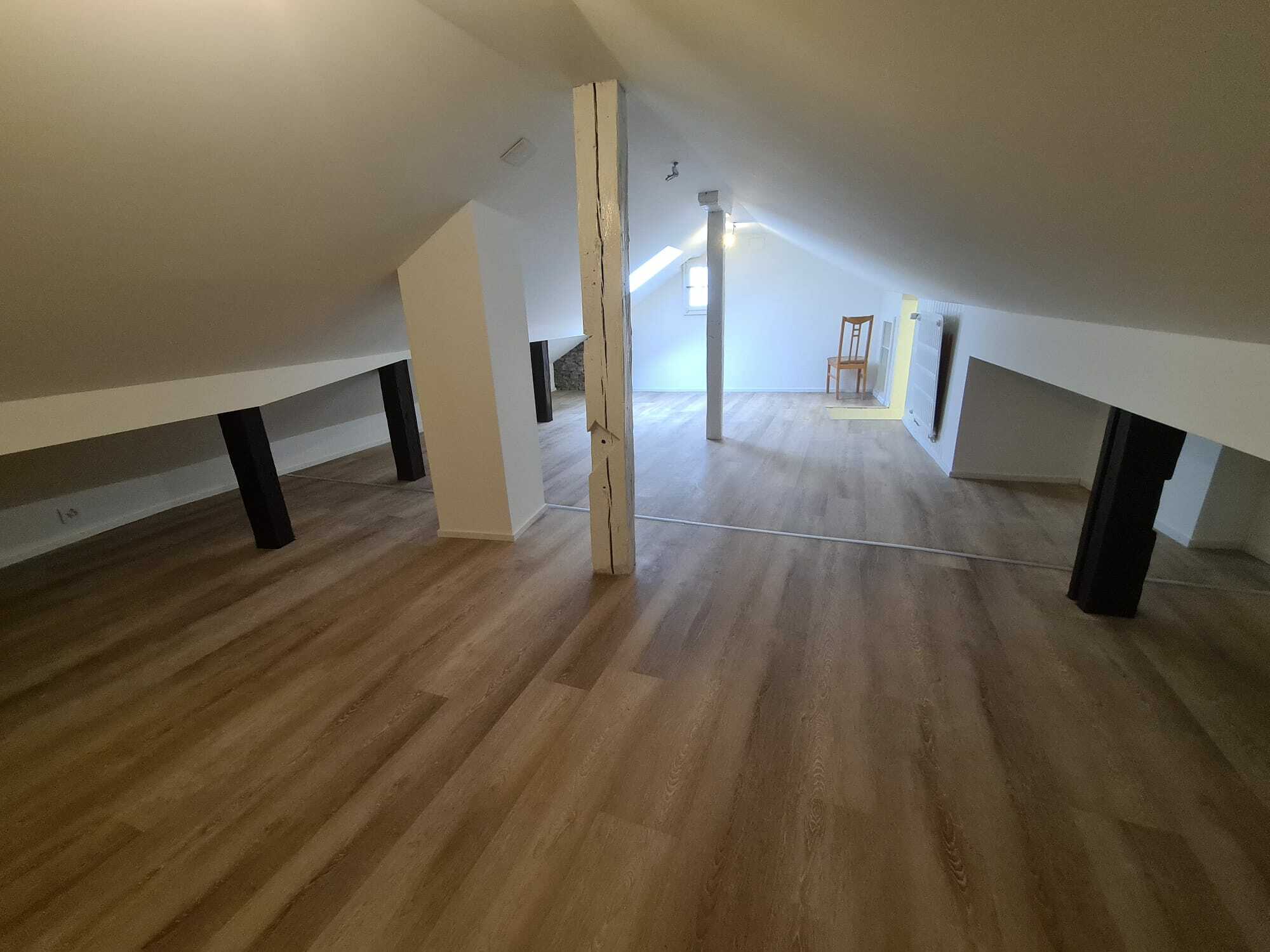 Dachgeschossraum mit Holzboden