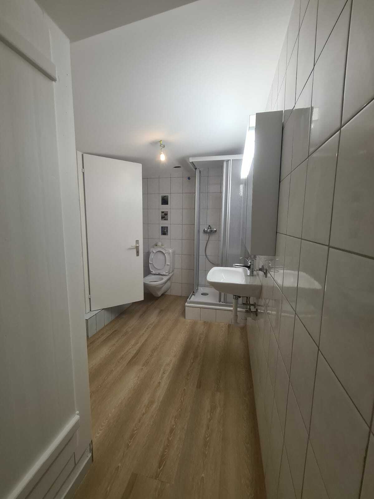 Kleines Badezimmer mit Dusche und WC
