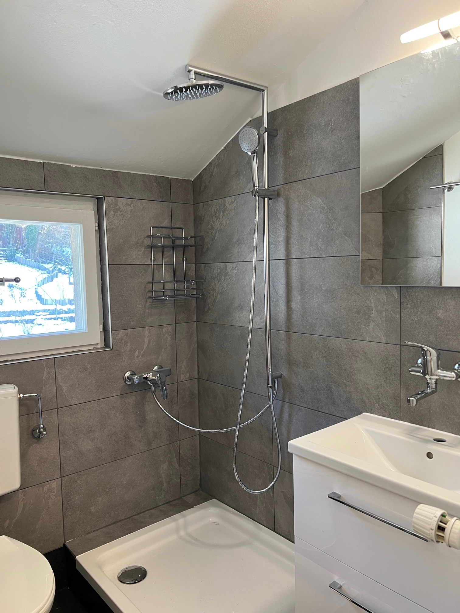 Modernes Badezimmer mit Dusche