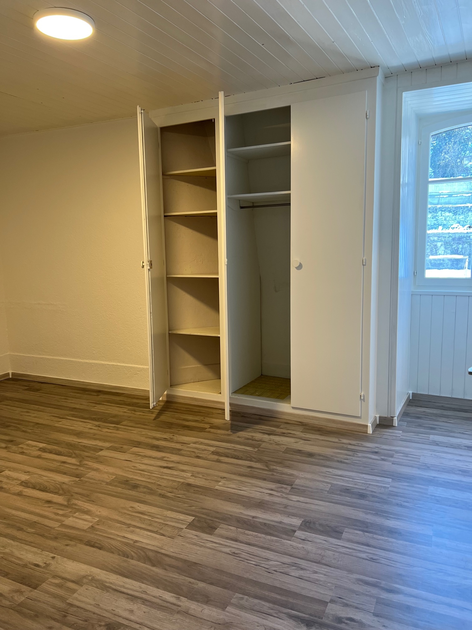 Heller Raum mit Einbauschrank