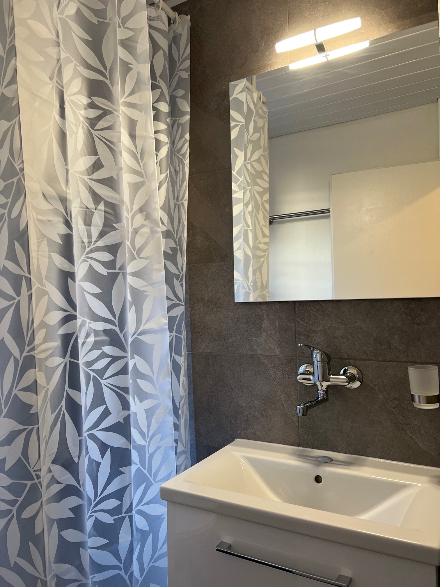 Modernes Badezimmerdetail mit Waschbecken und Dusche
