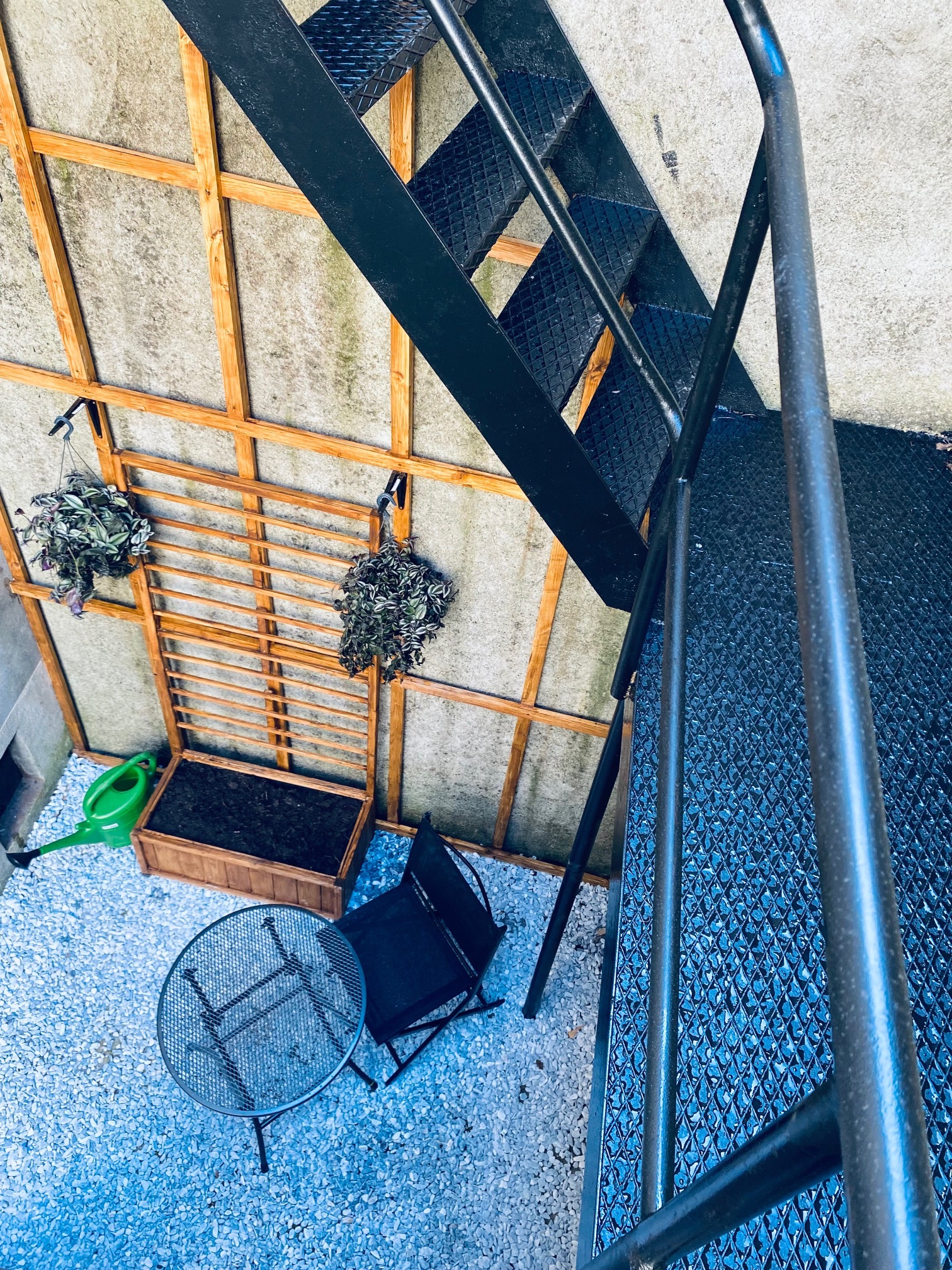 Innenhof mit Treppe und Pflanzenelementen