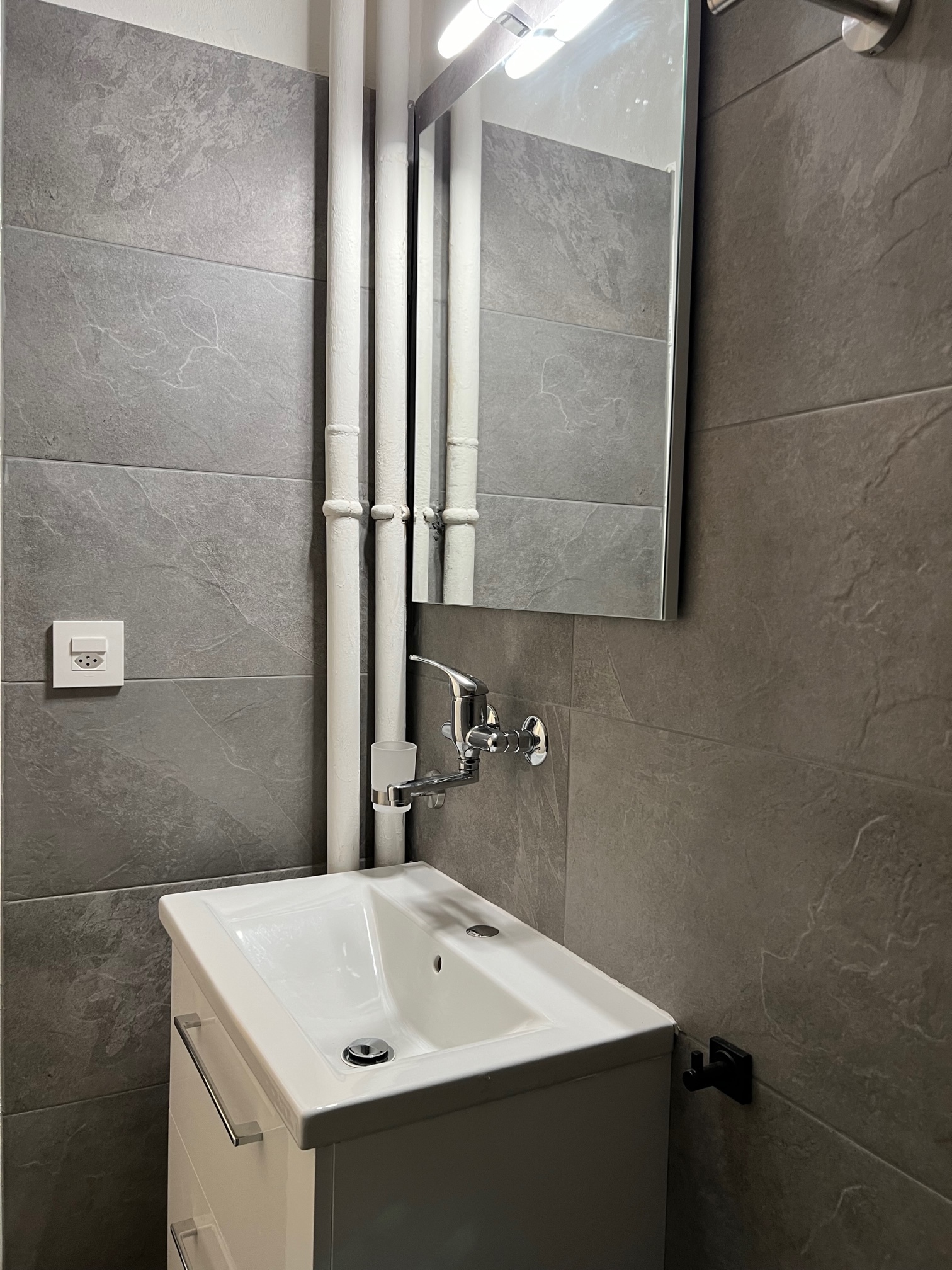 Modernes Bad mit Waschbecken und Spiegel