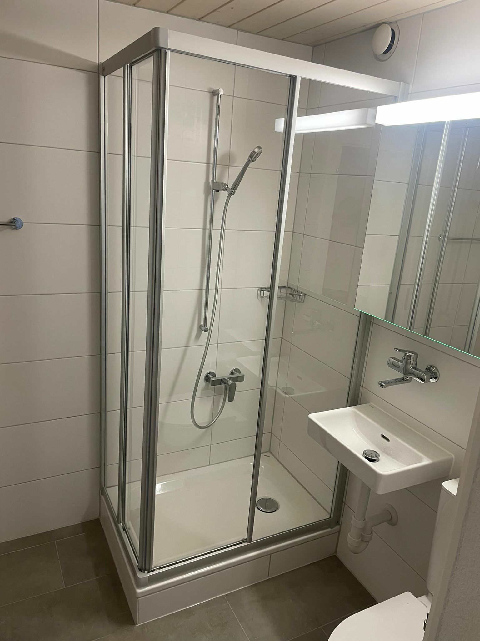 Modernes Badezimmer mit Dusche und Waschbecken