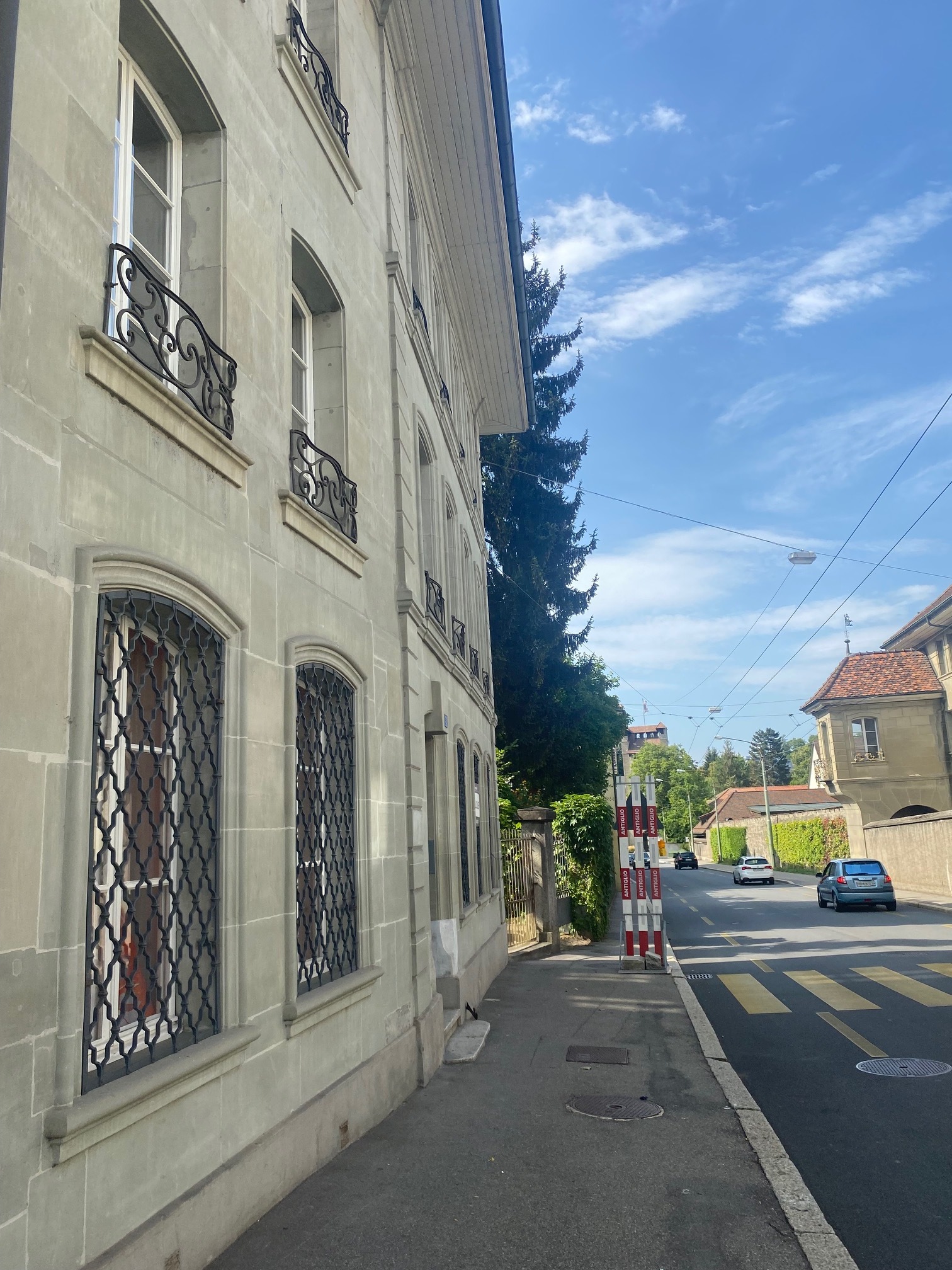 Historische Straßenfassade mit Blick in eine ruhige Wohnstraße