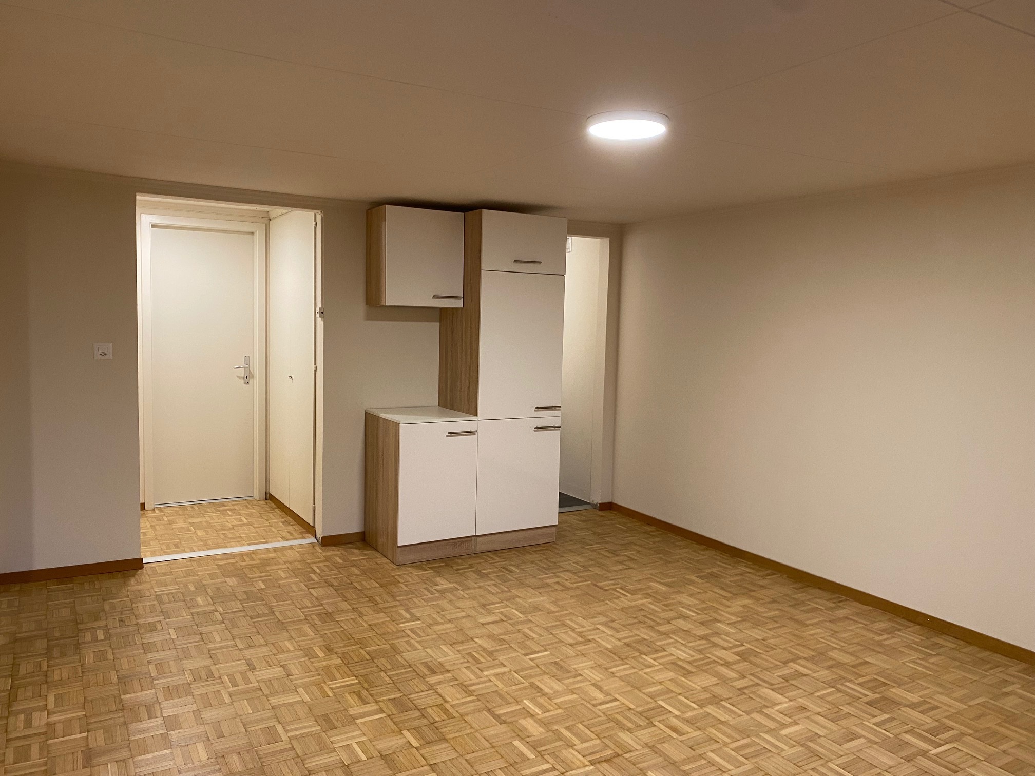 Leerer Wohnraum mit Einbauschrank