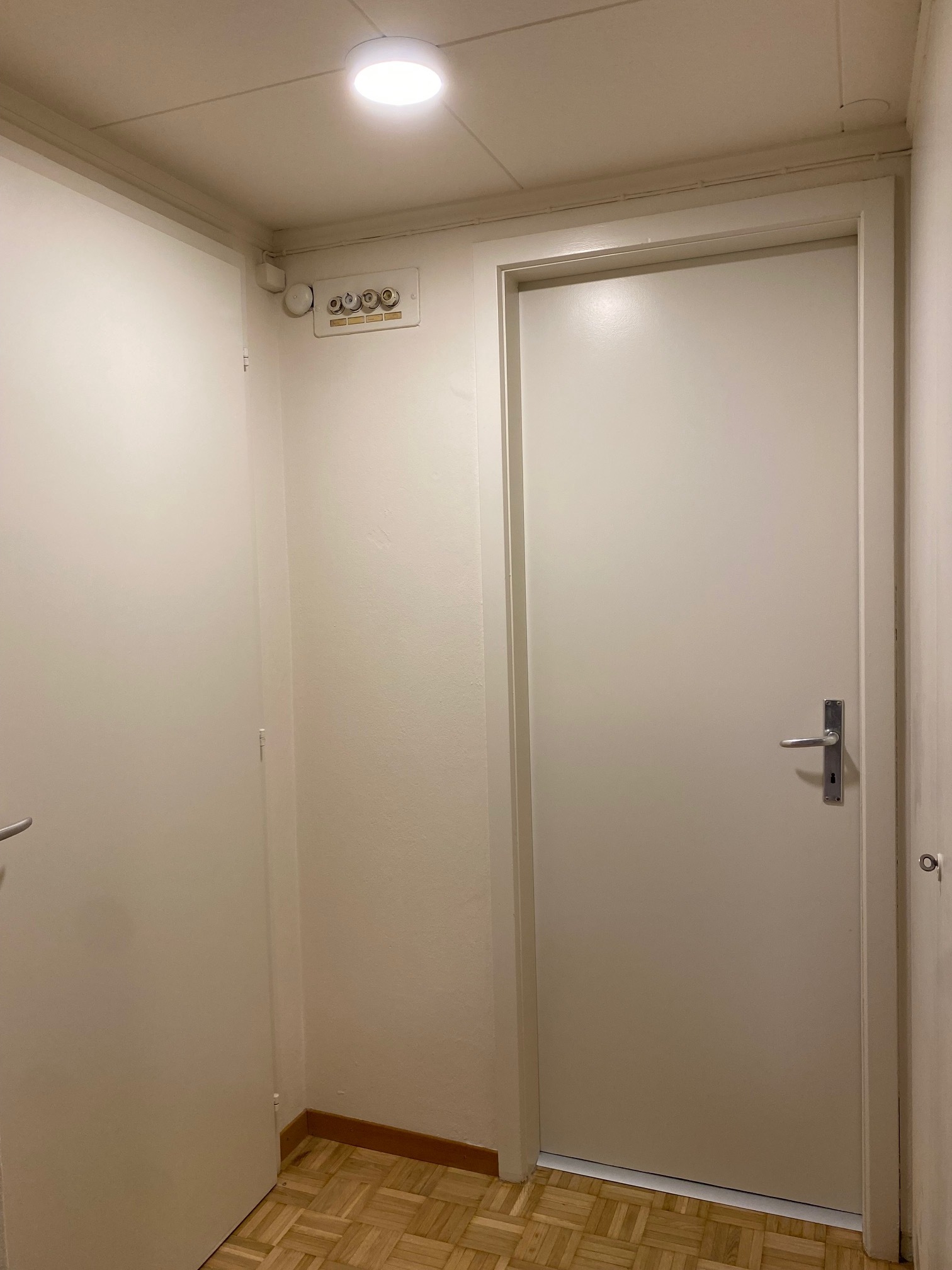 Schlichter Flur mit weißen Türen