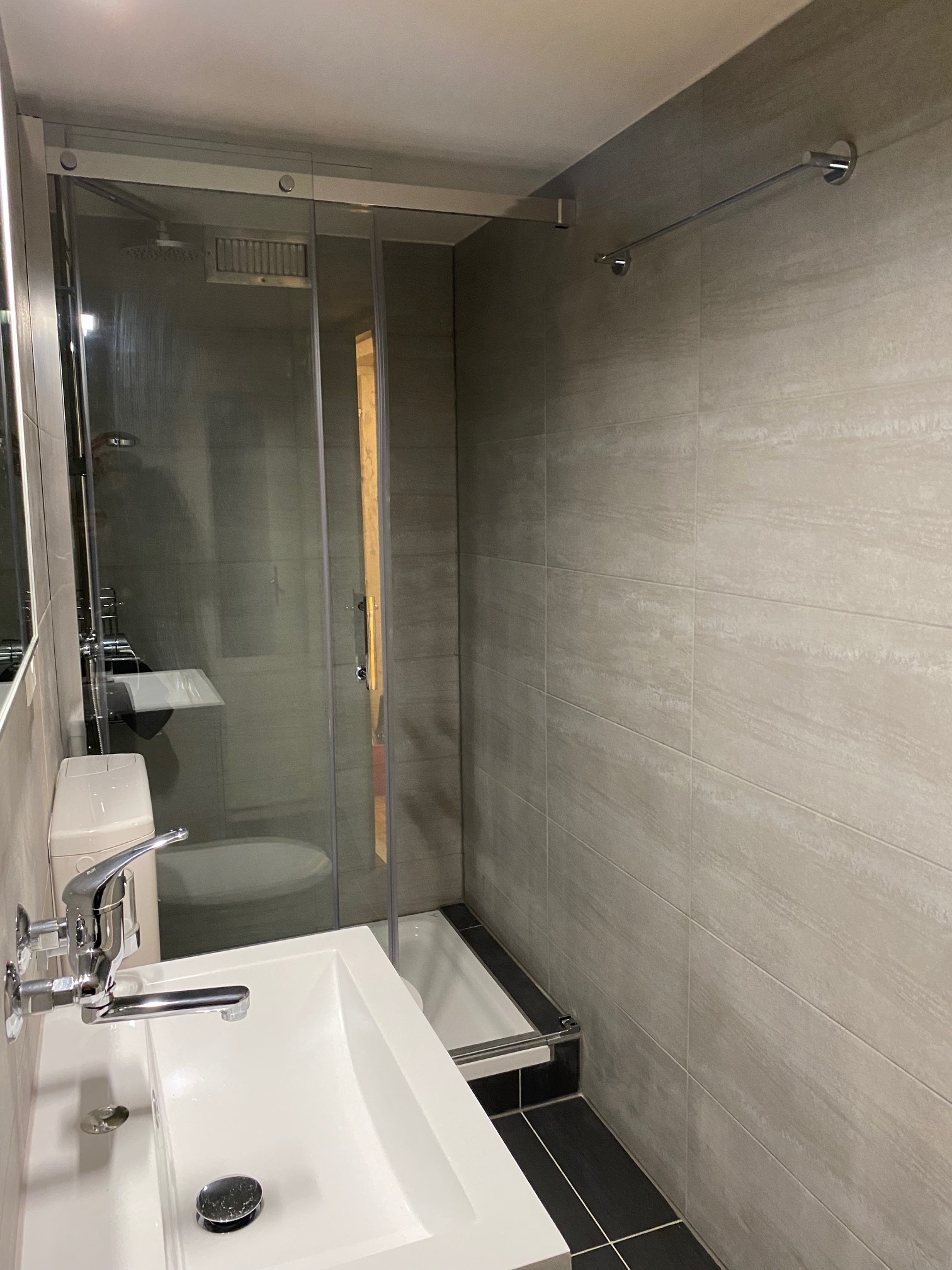 Modernes Badezimmer mit Dusche und Waschbecken