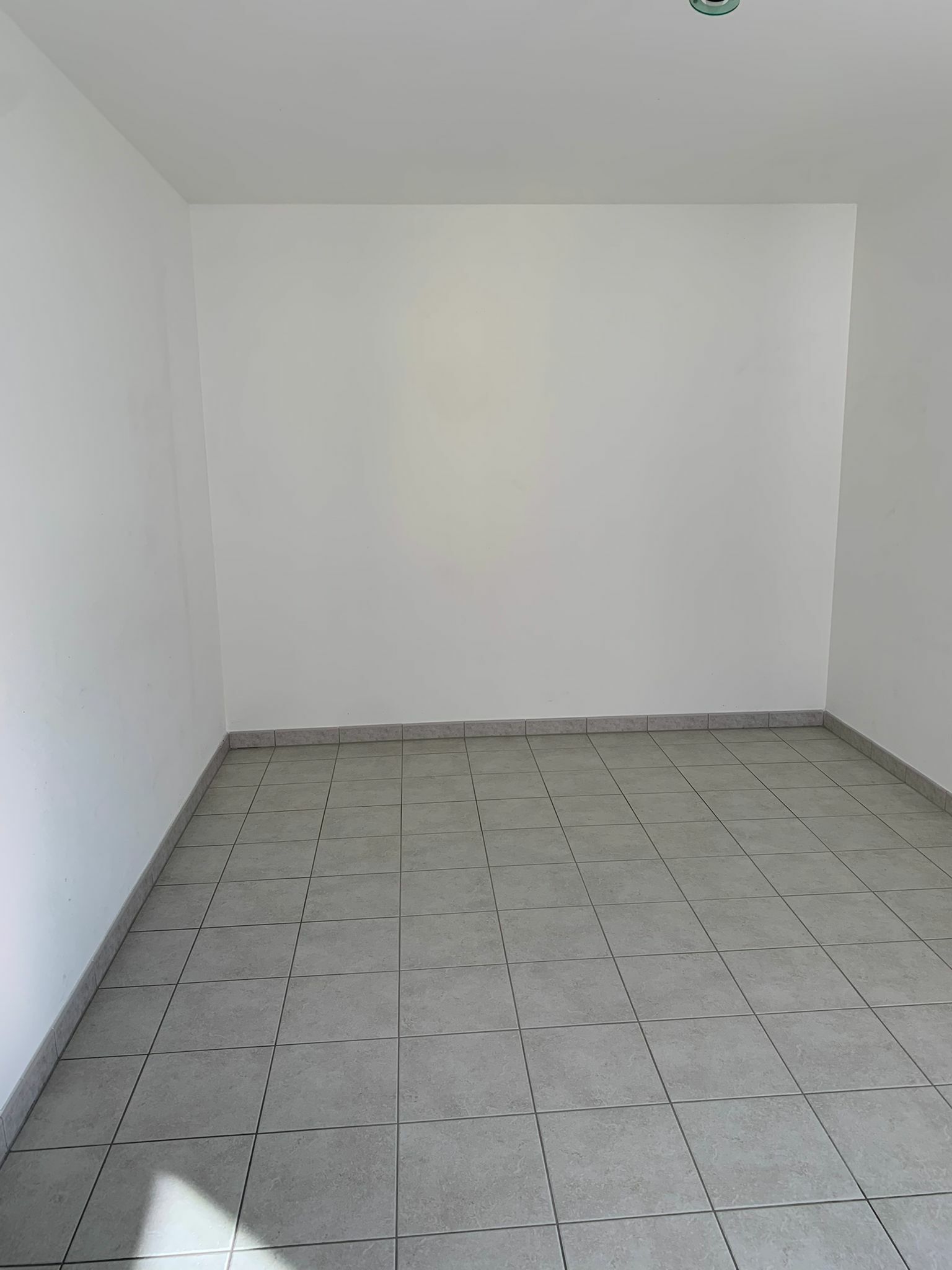 Leerer gefliester Raum