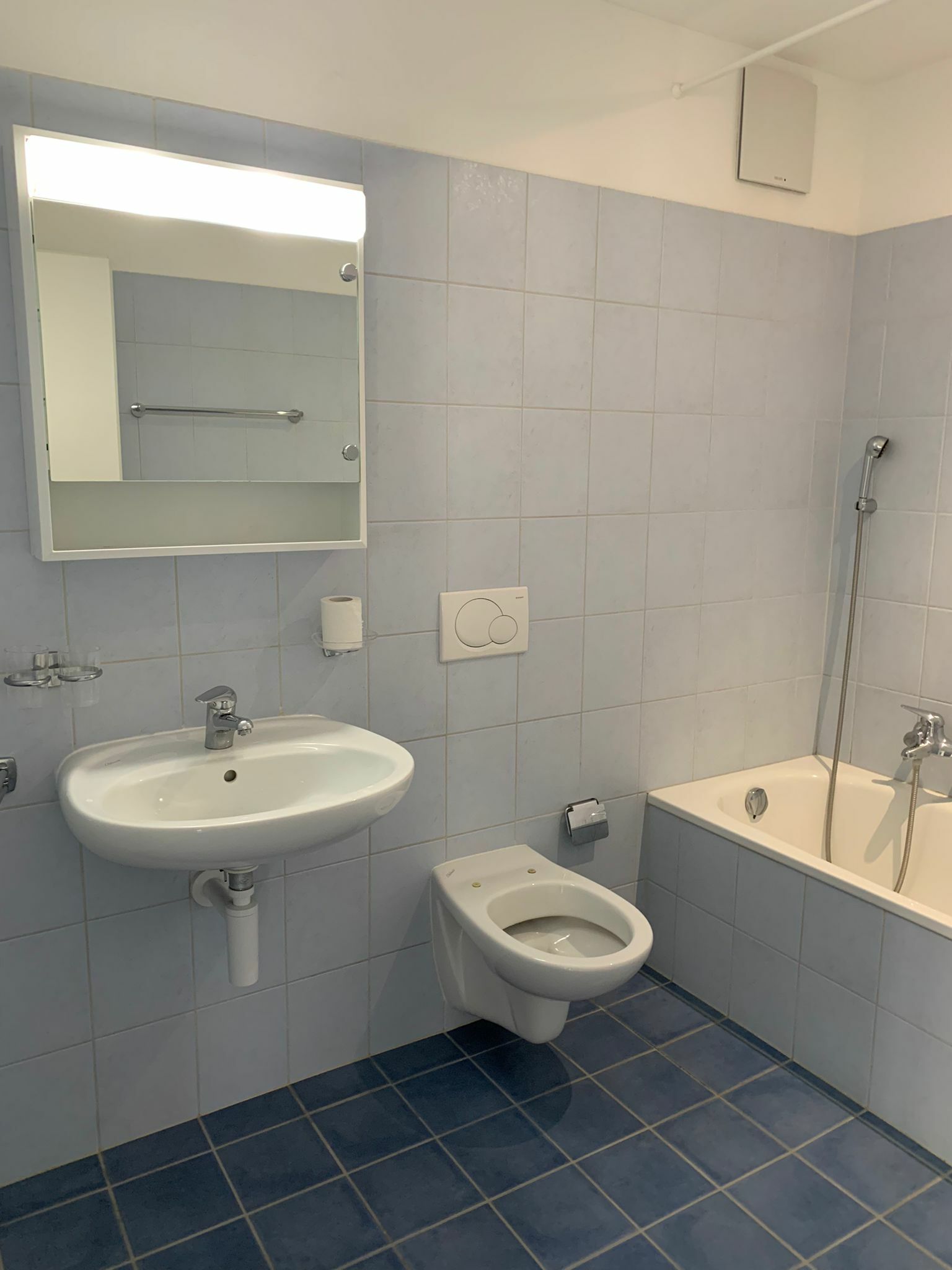 Kompaktes Badezimmer mit Badewanne, Waschtisch und WC