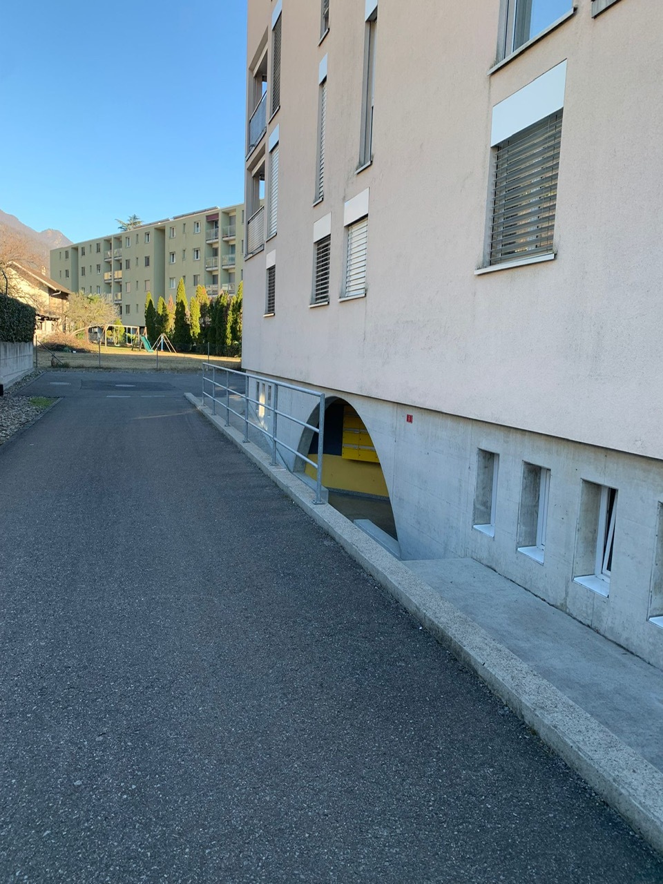 Außenansicht eines Wohngebäudes mit Zufahrt