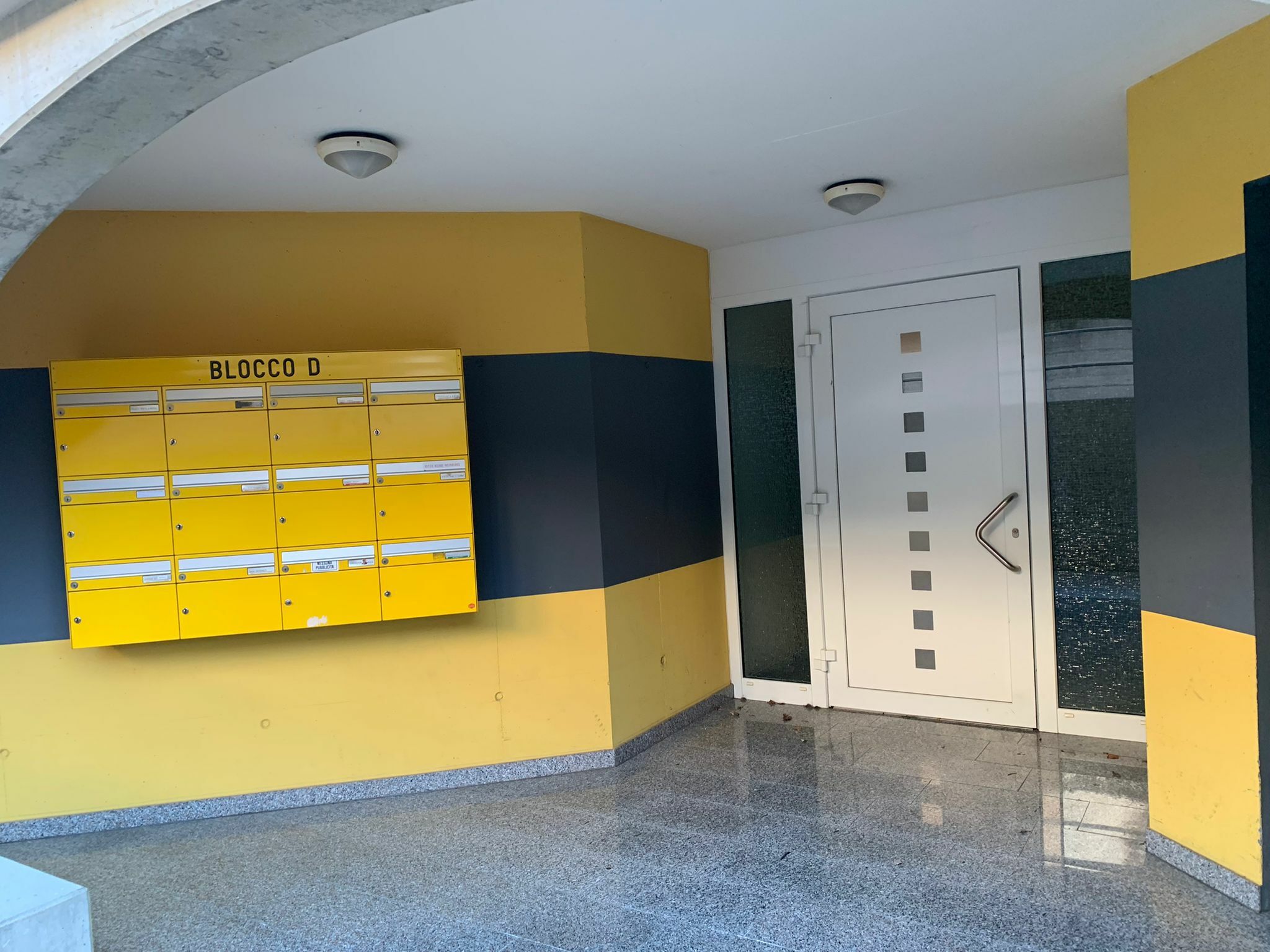 Hausflur mit Briefkastenanlage und Eingangstür
