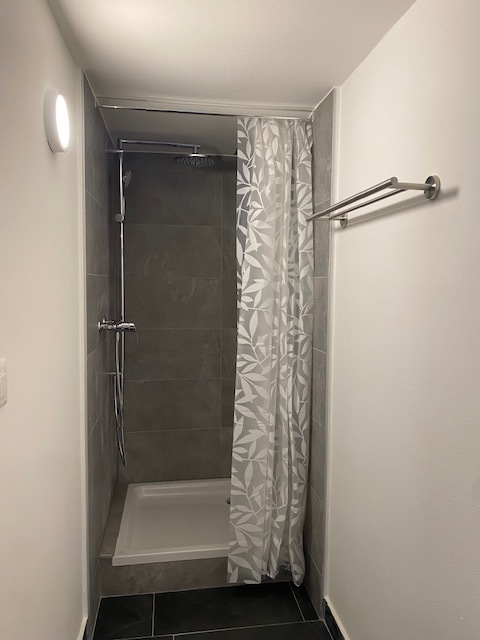 Kleines Badezimmer mit Dusche