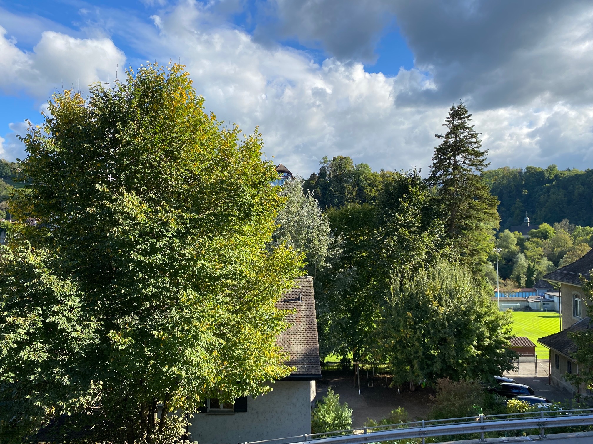 Blick ins Grüne mit weitem Himmel