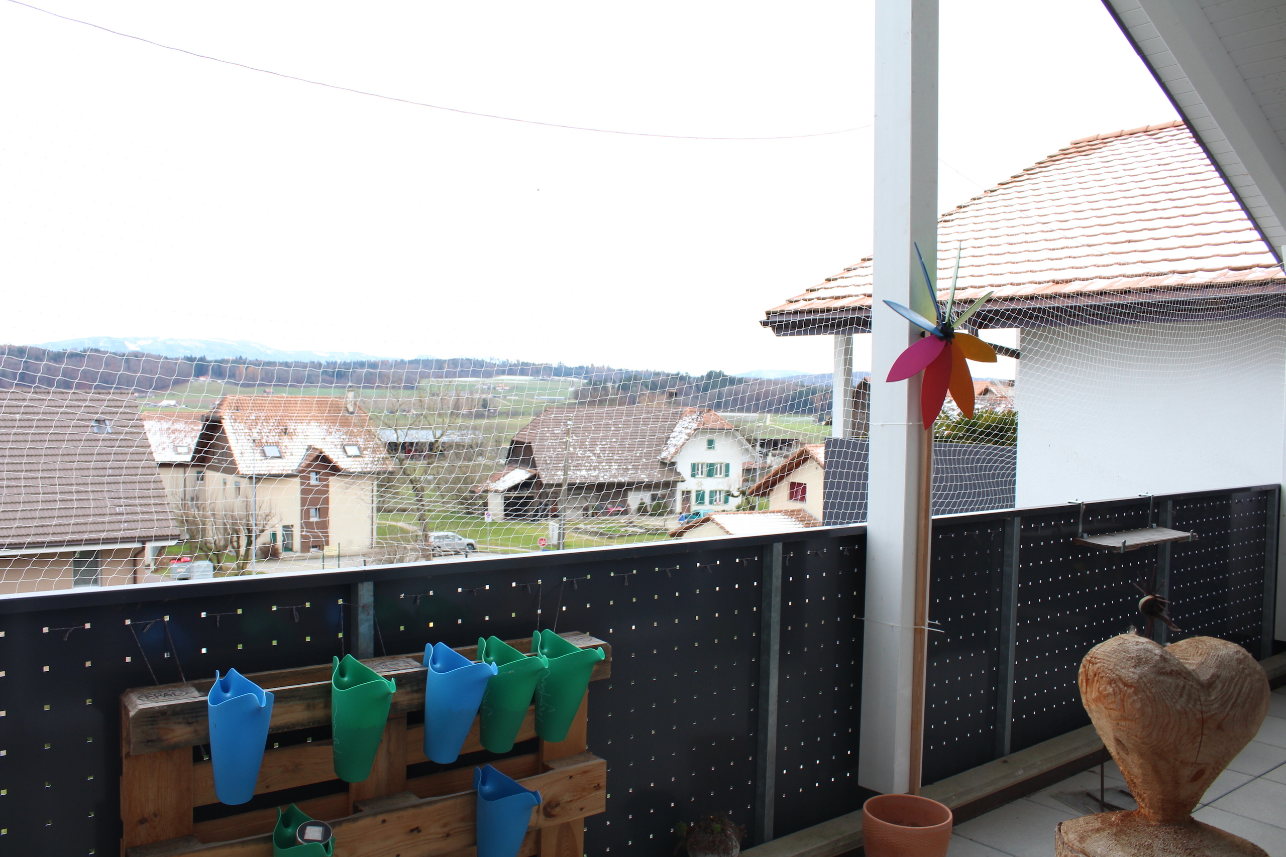 Balkon mit Blick ins Umland