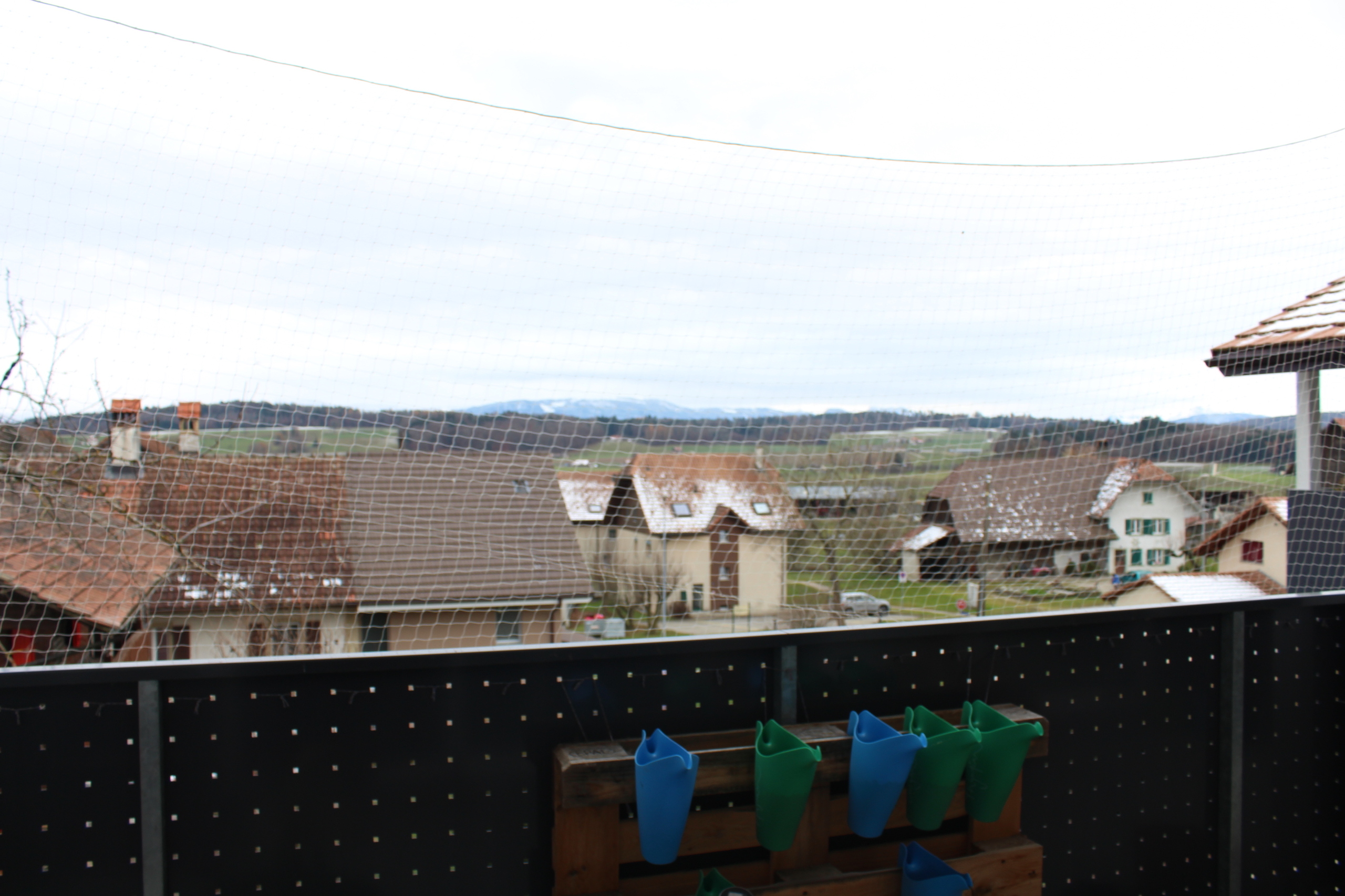 Balkon mit Netz und Fernblick