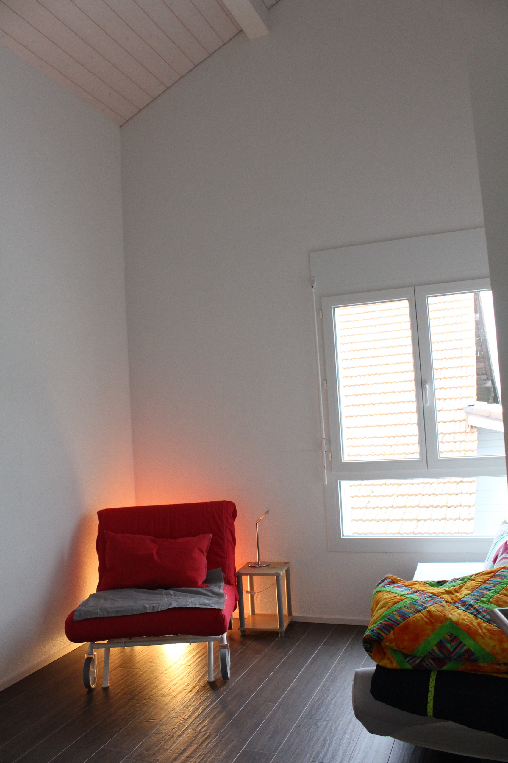 Helles Schlafzimmer mit Dachschräge