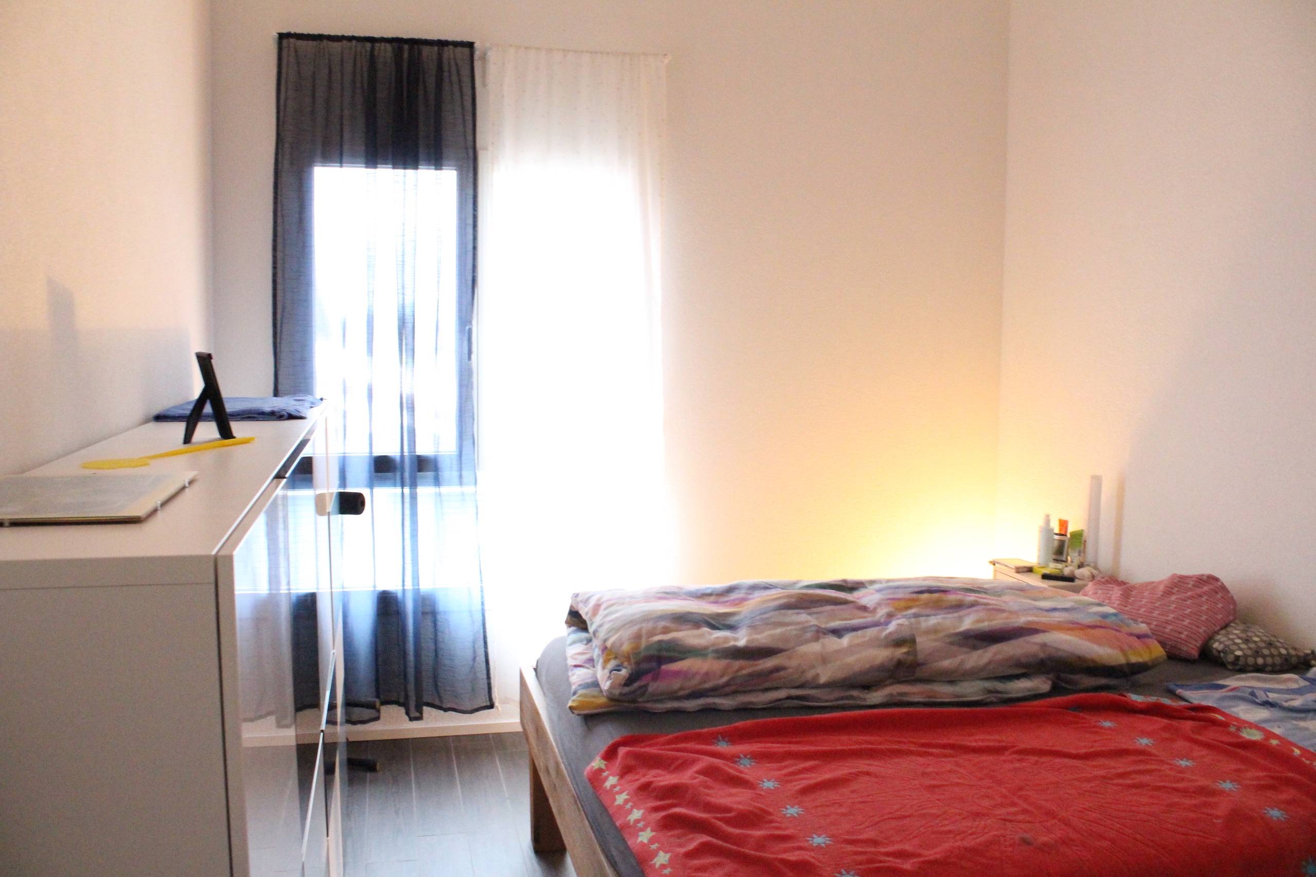 Kleines Schlafzimmer mit Tageslicht