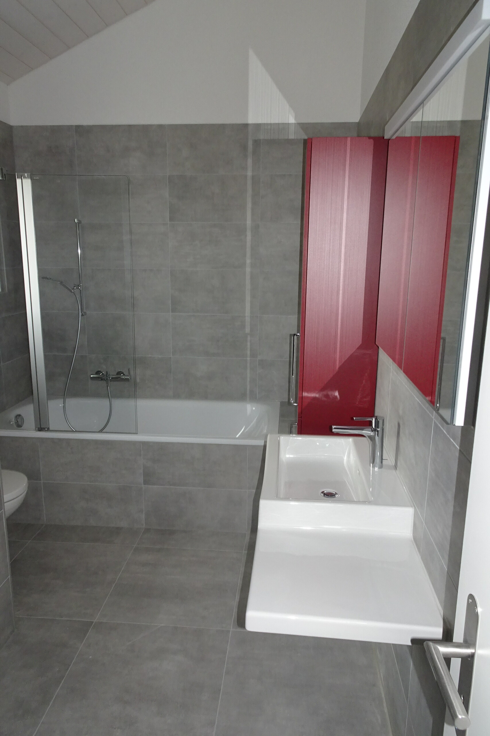 Modernes Badezimmer mit Badewanne und Waschplatz