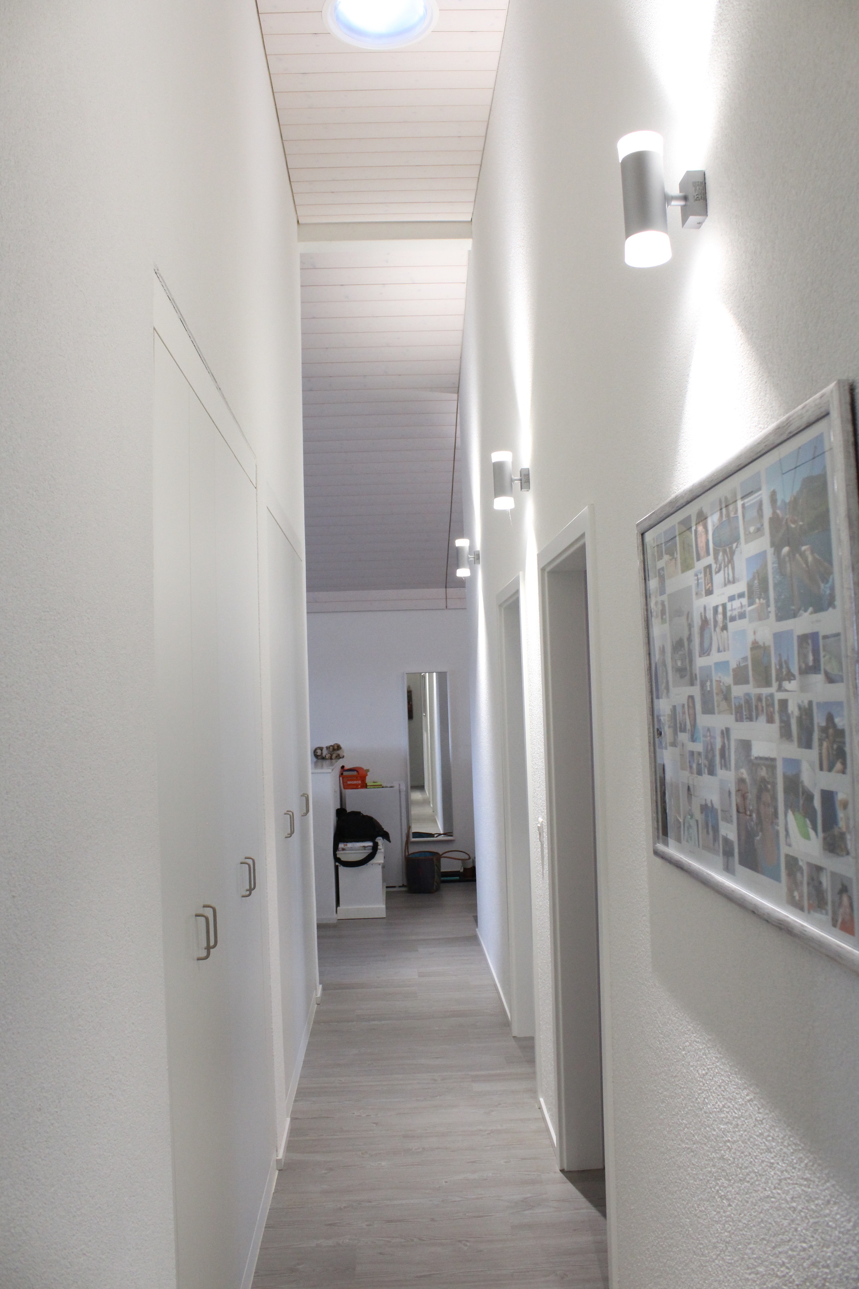 Heller, schmaler Flur mit Oberlicht