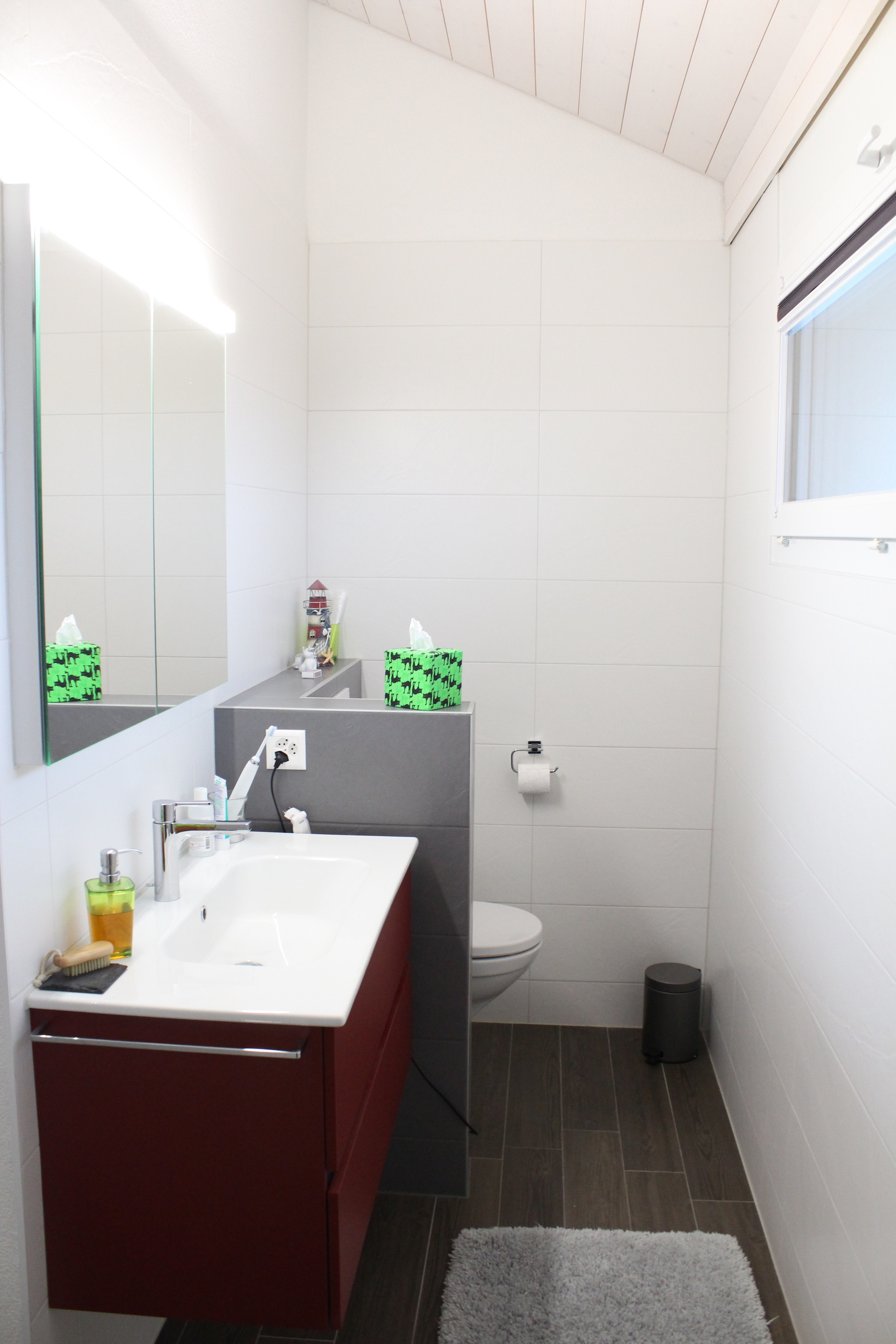 Kompaktes Badezimmer mit Dachfenster
