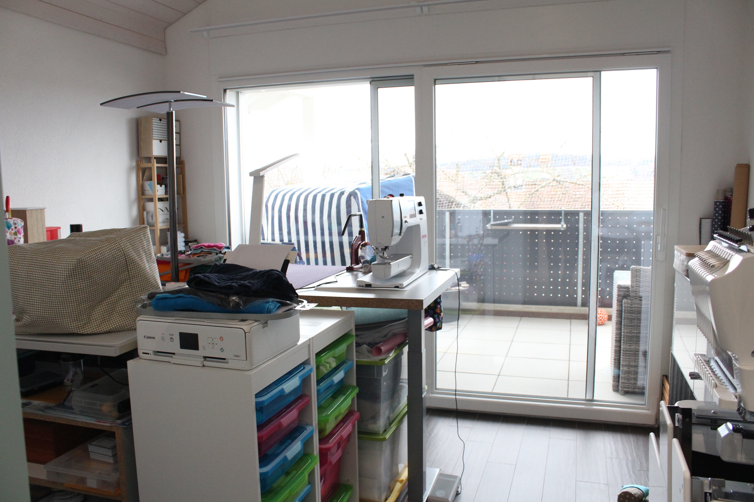Arbeitszimmer mit Balkonzugang